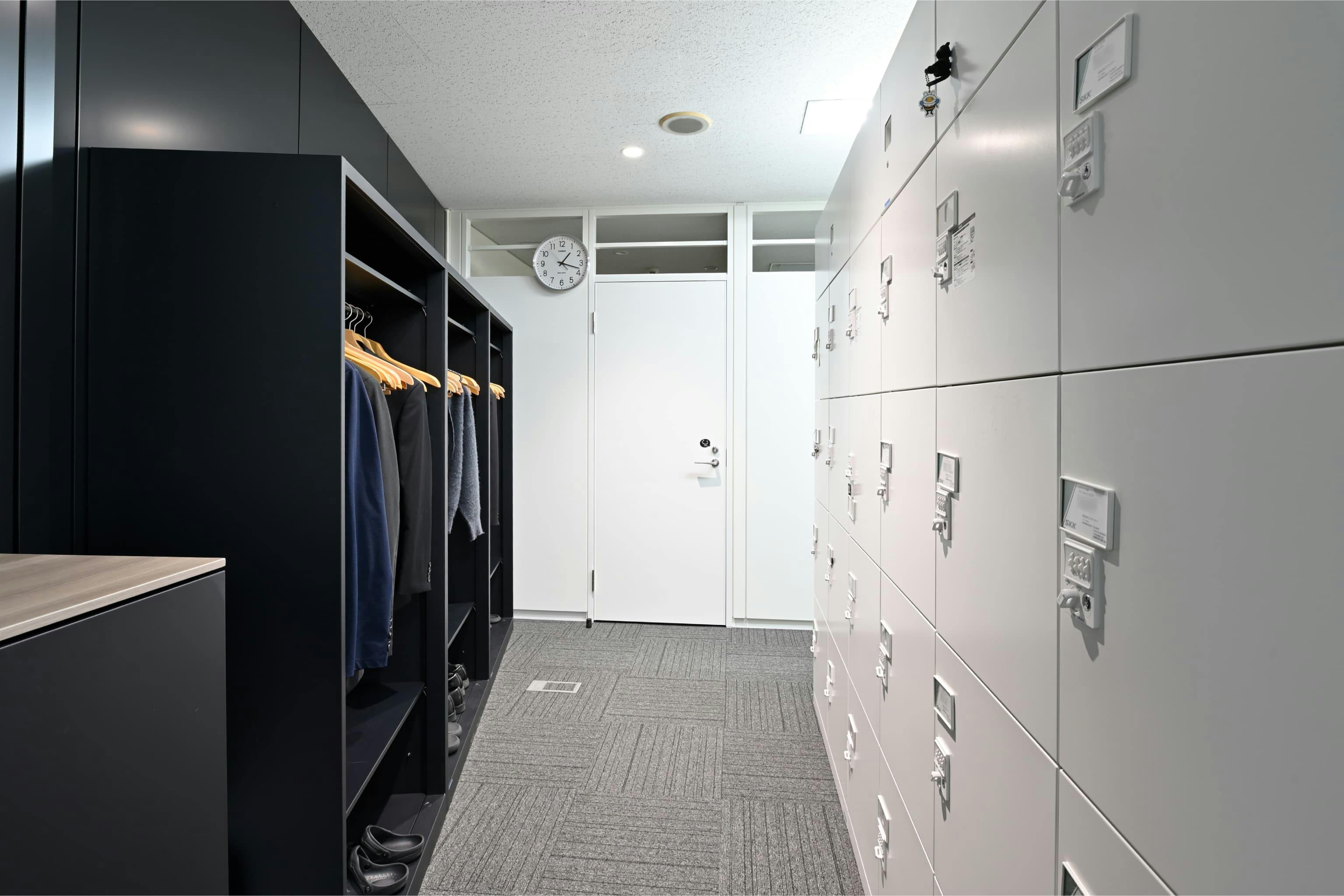 株式会社エスケイケイ 様の事例写真／[個人ロッカー]私物は個人ロッカーで管理し、退勤時に片付ける運用です。コートや上着を掛けられるロッカーも備えており、デスク周辺に荷物を置かずに済むため、執務エリアをすっきりと保てます。