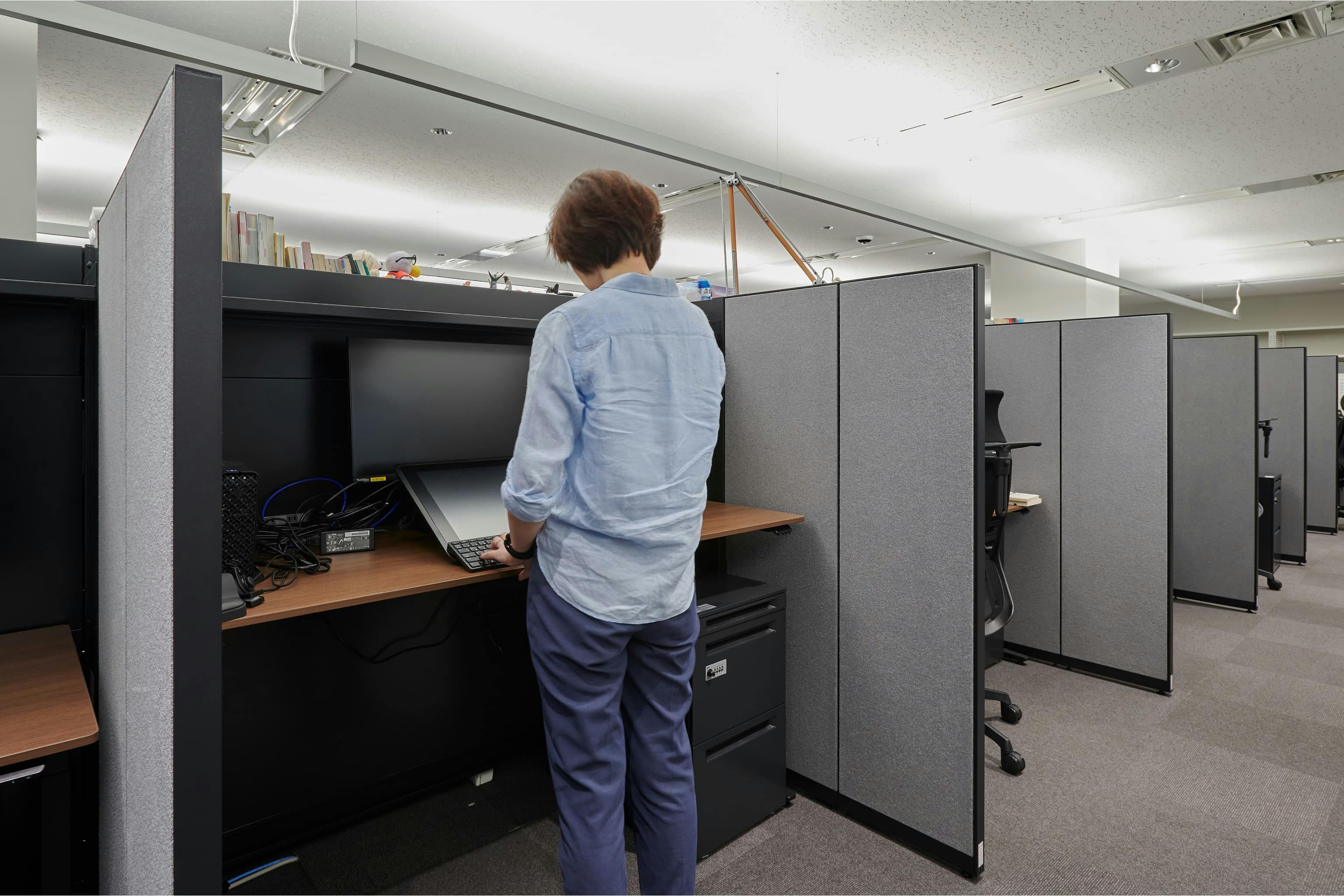 株式会社A-1 Pictures 様の事例写真／[S棟3F・作画フロア]電動昇降デスクは立ち作業にも対応。座って進める作業との切り替えが、集中力の維持や健康面にもプラスの効果をもたらします。姿勢を変えることで気分がリフレッシュし、心も体も快適に創作へ向かえます。