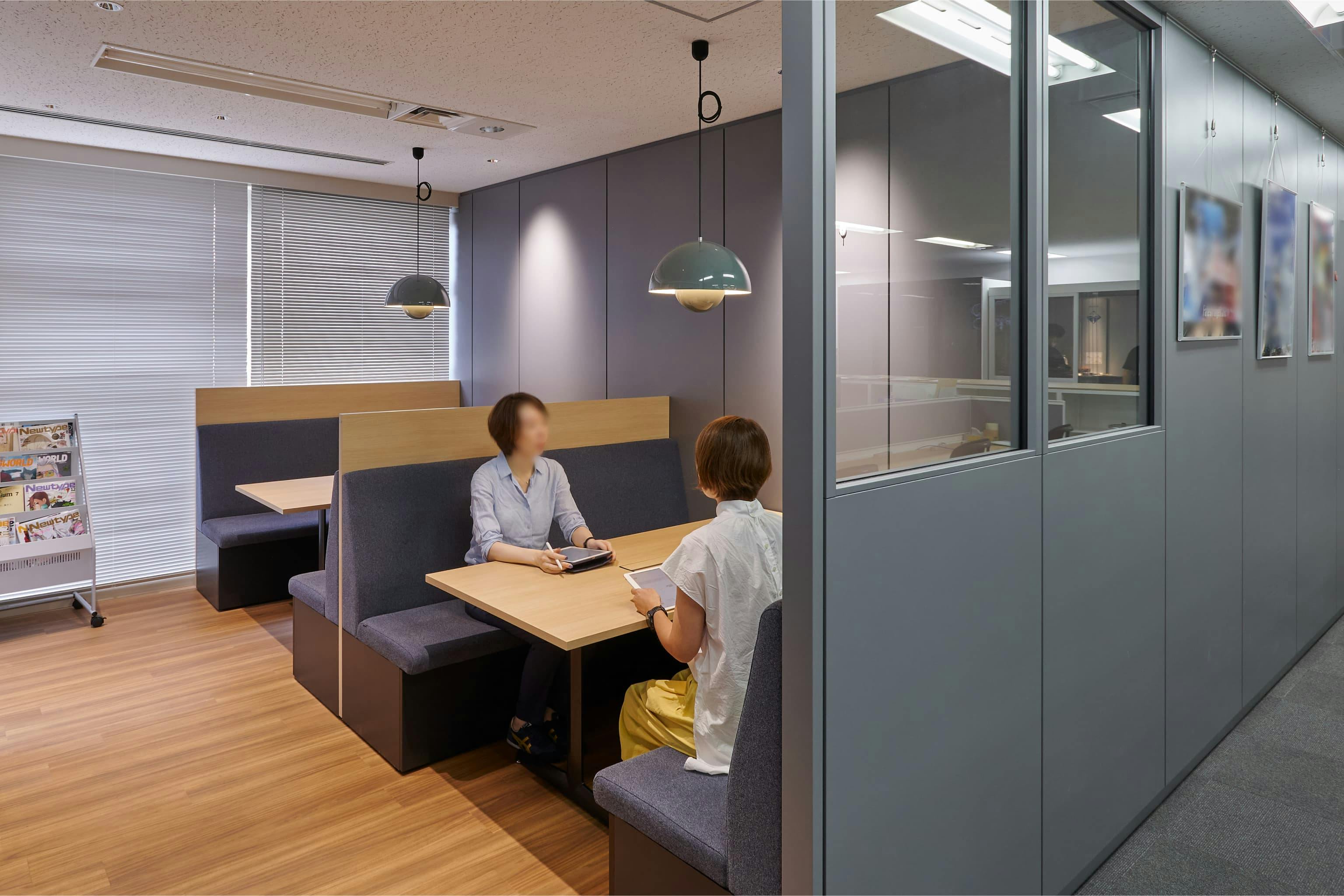 株式会社A-1 Pictures 様の事例写真／[N棟3Fリフレッシュスペース]ブルーを基調に洗練された印象の空間。赤系のスペースとは違った雰囲気で、気分に合わせて使い分けができます。ソファや床材は拭き取りやすい素材を使用。冷蔵庫やドリンクサーバーを備え、飲食を伴う休憩にも適しています。