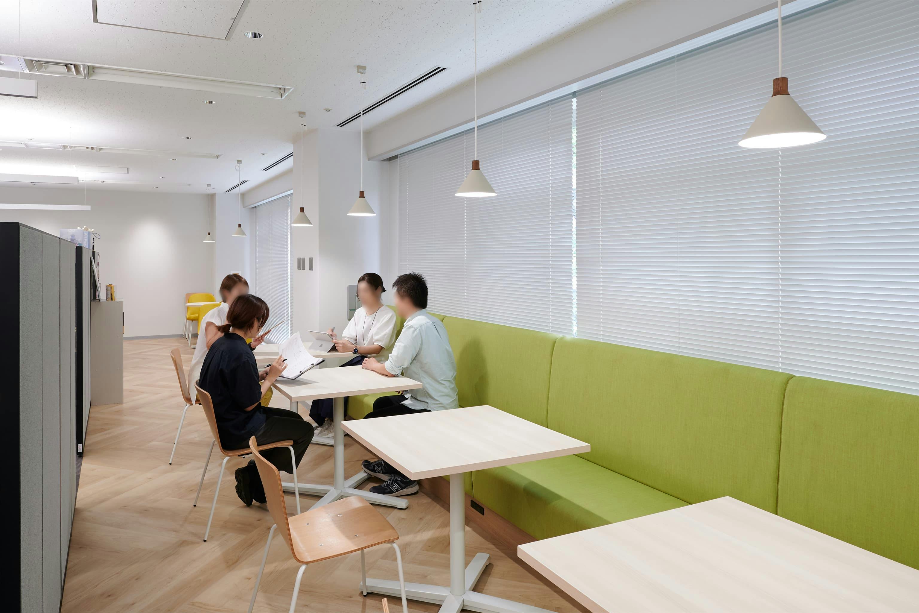 株式会社A-1 Pictures 様の事例写真／[N棟2Fリフレッシュスペース]ソファタイプの席は、制作に携わるクリエイターの意見を取り入れ、色と素材にこだわって選定されました。リラックスした雰囲気が漂い、自然と人が集まります。休憩以外に、カジュアルな打ち合わせにも活用されています。