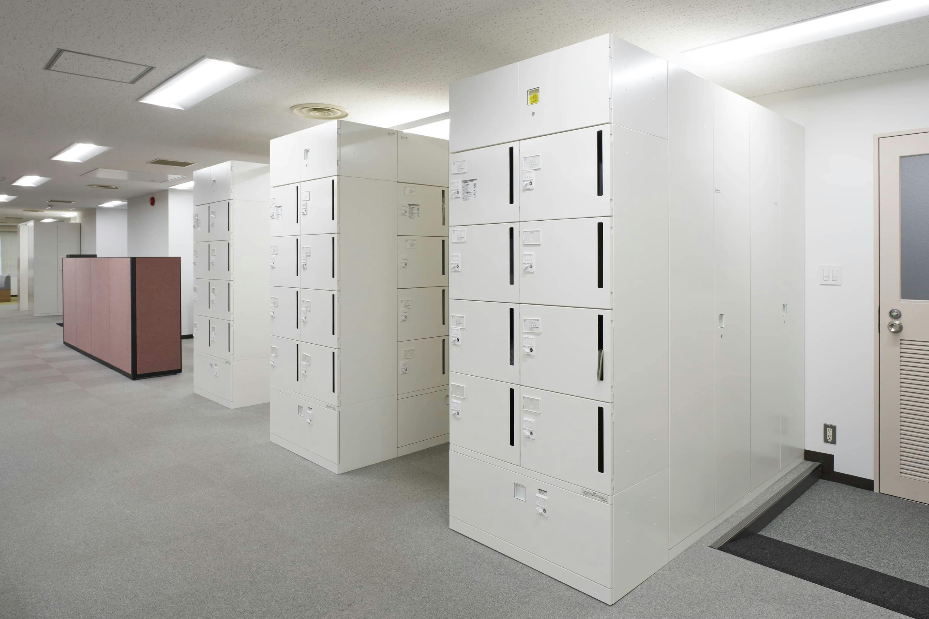 ジェイエスフィット株式会社 様の事例写真／[7F執務エリア]固定席からグループアドレスへの移行に伴い、個人ロッカーが設置されました。退社時に荷物を収納する運用で、自然と整理整頓が進みます。整然とした佇まいが、執務エリア全体の清潔感を高めています。