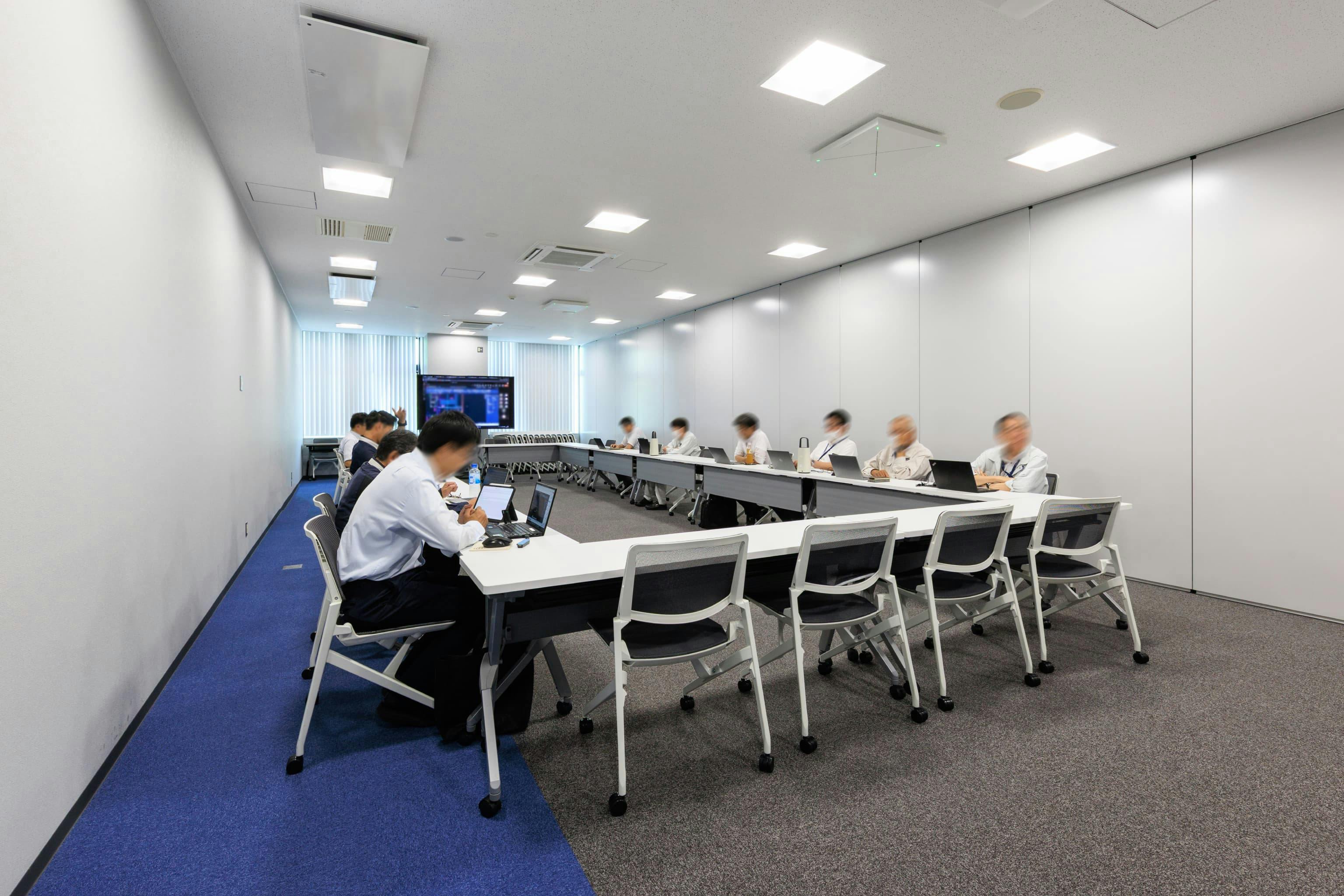 エア・ウォーター・エンジニアリング株式会社 様の事例写真／[1F大会議室]2部屋が隣り合う大会議室は、仕切りとなるスライディングウォールを動かすと100名規模の会議空間として利用できます。研修時はスクール形式にするなど、可動式のテーブルとチェアで柔軟なレイアウト変更に対応します。