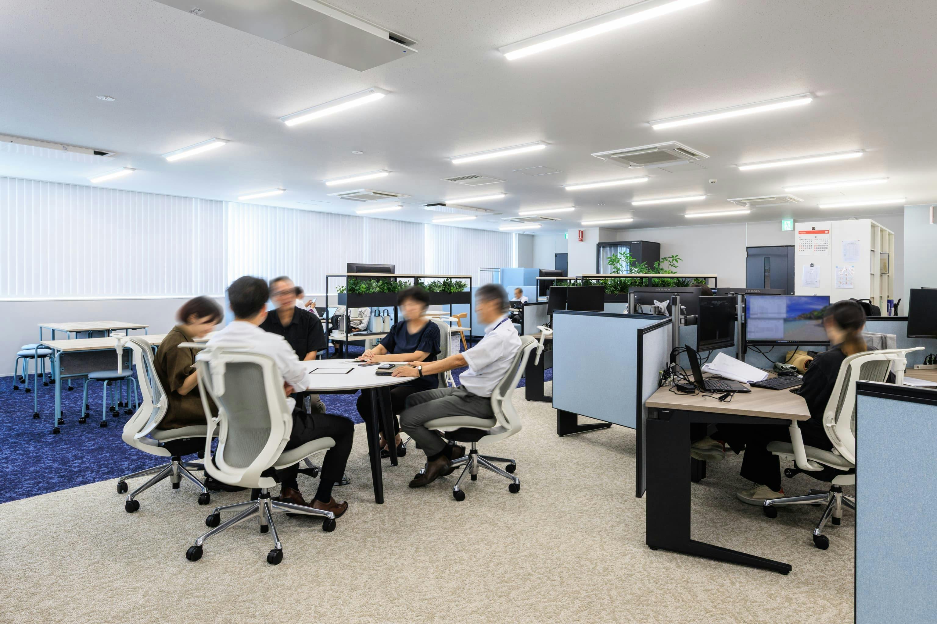 エア・ウォーター・エンジニアリング株式会社 様の事例写真／[3F執務エリア]執務席のすぐ近くに、グループでのちょっとした打ち合わせが可能な丸テーブルが配置されています。会議室を予約しなくても、さっと集まって必要事項を確認できるようになり、業務効率がアップしました。