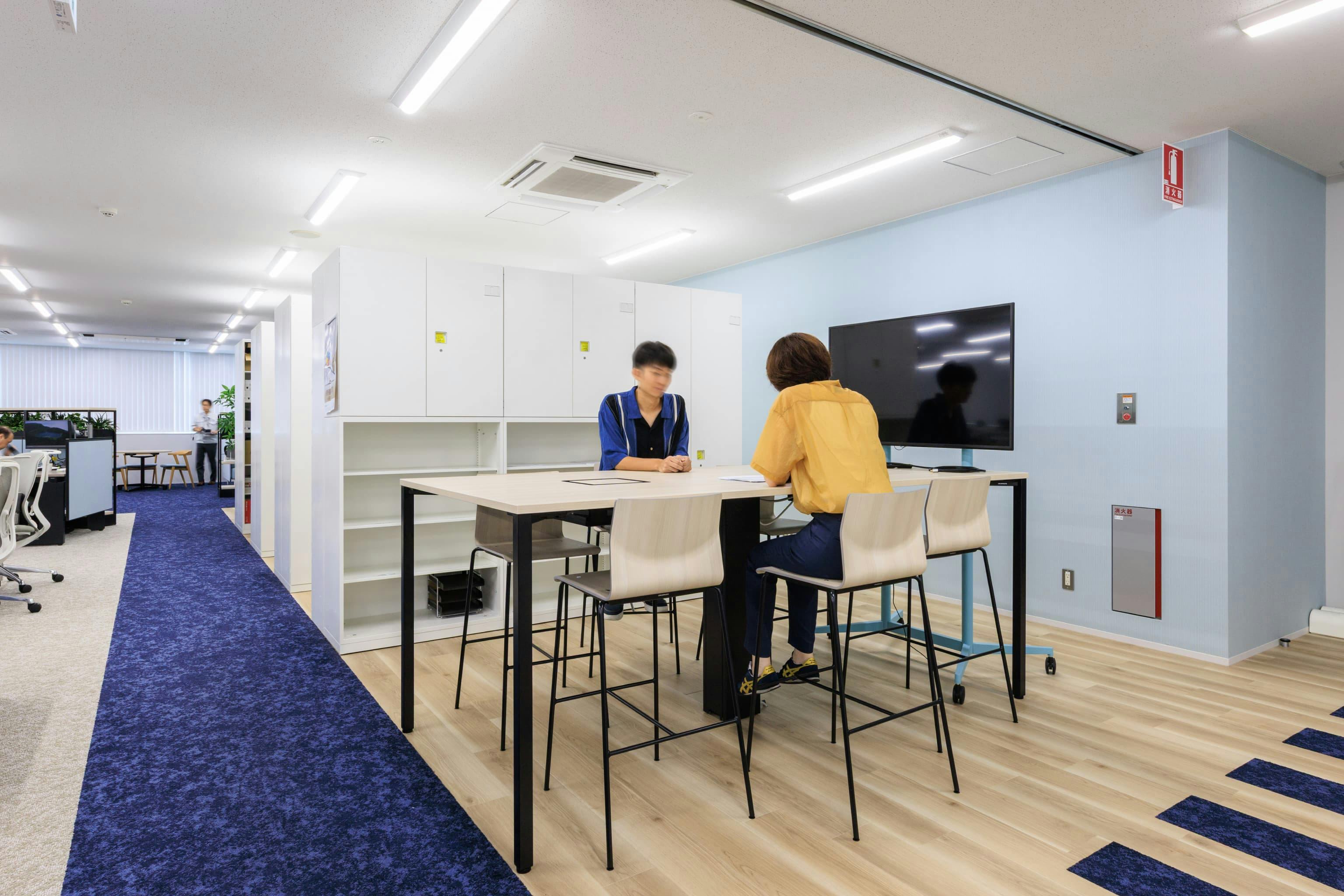 エア・ウォーター・エンジニアリング株式会社 様の事例写真／[3F ABWエリア]カジュアルな打ち合わせには、ハイタイプのテーブルとチェアがぴったり。「あの人の意見も聞いてみよう」と関係者をラフに集めやすく、話がまとまったら自席にさっと戻りやすい雰囲気です。