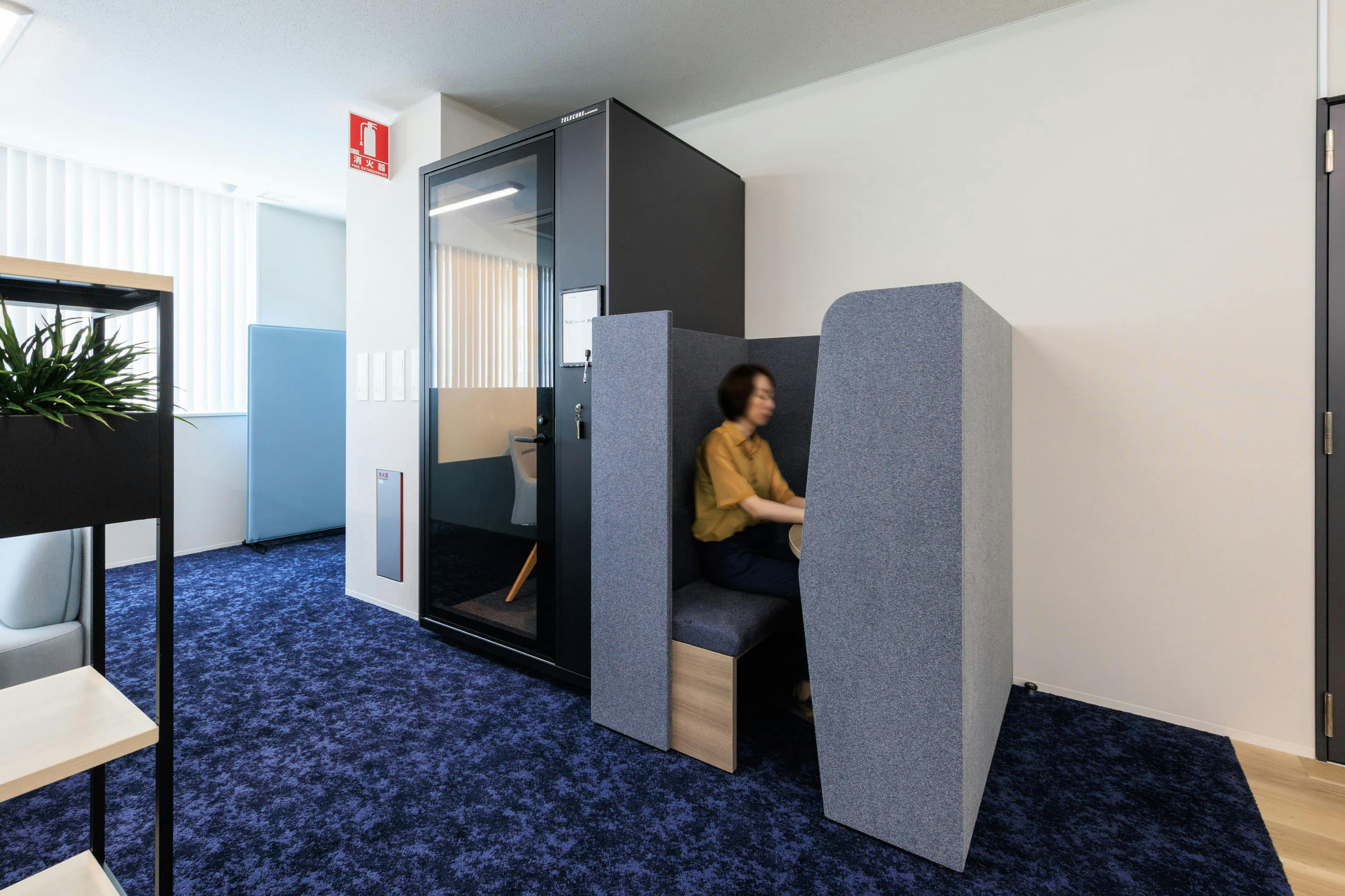 エア・ウォーター・エンジニアリング株式会社 様の事例写真／[3F ABWエリア]機密性の高い業務や集中作業など、作業により使い分けができる2種類のワークブース。セミクローズ型は短時間でも気軽に使いやすく、フルクローズ型は電話対応やファシリテーターとして参加するWEB会議に重宝されています。