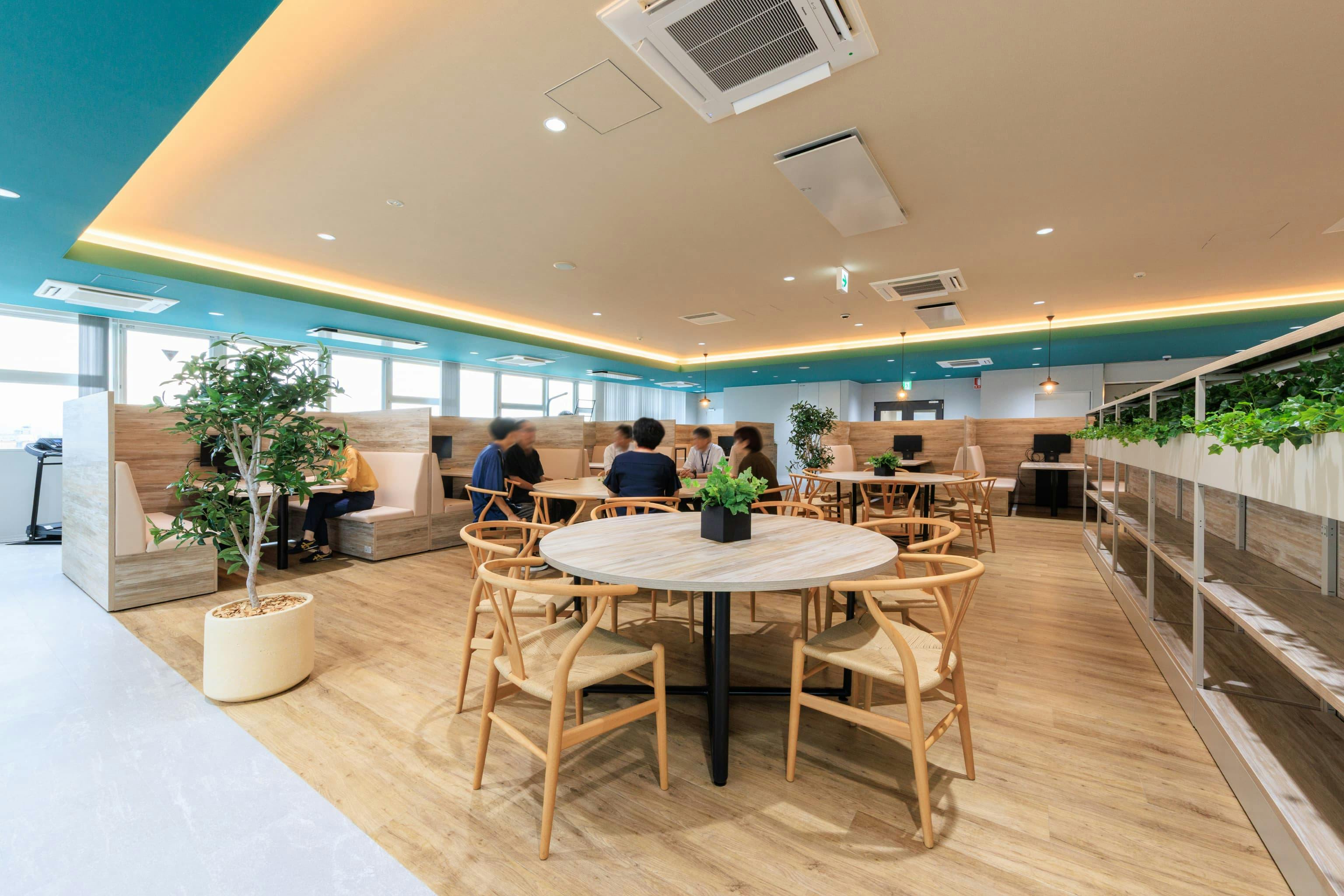エア・ウォーター・エンジニアリング株式会社 様の事例写真／[6F食堂]みんなで囲んで座れる丸テーブルやファミレス席は、グループでゆったり食事できるほか打ち合わせにも活用されています。「実は相談があって」など、リラックスした場だからこそできる交流を促します。