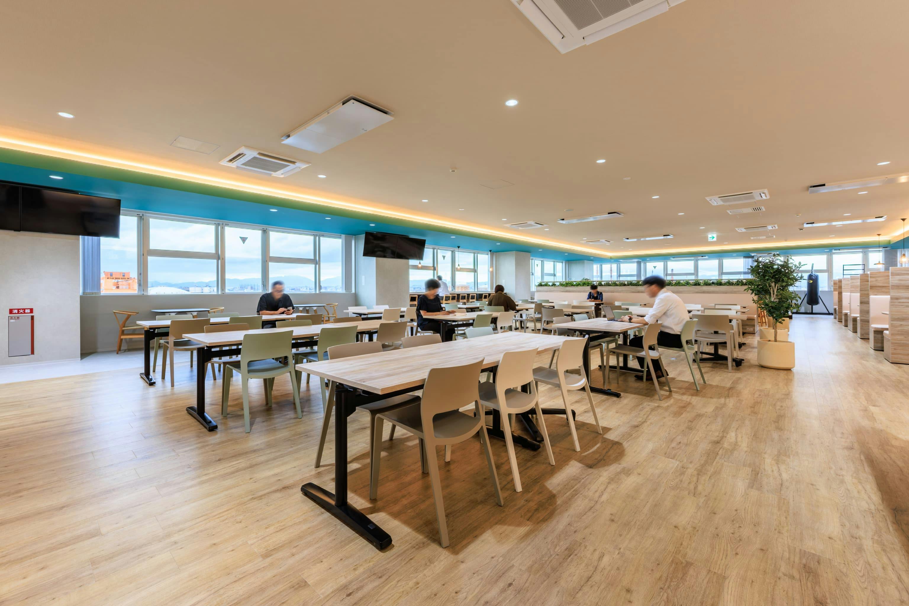 エア・ウォーター・エンジニアリング株式会社 様の事例写真／[6F食堂]集会や研修といった社内イベントを開催する際は、上部に取り付けられたモニターを活用できます。災害時には什器を端に寄せ、寝ころぶことのできる広いスペースを確保します。