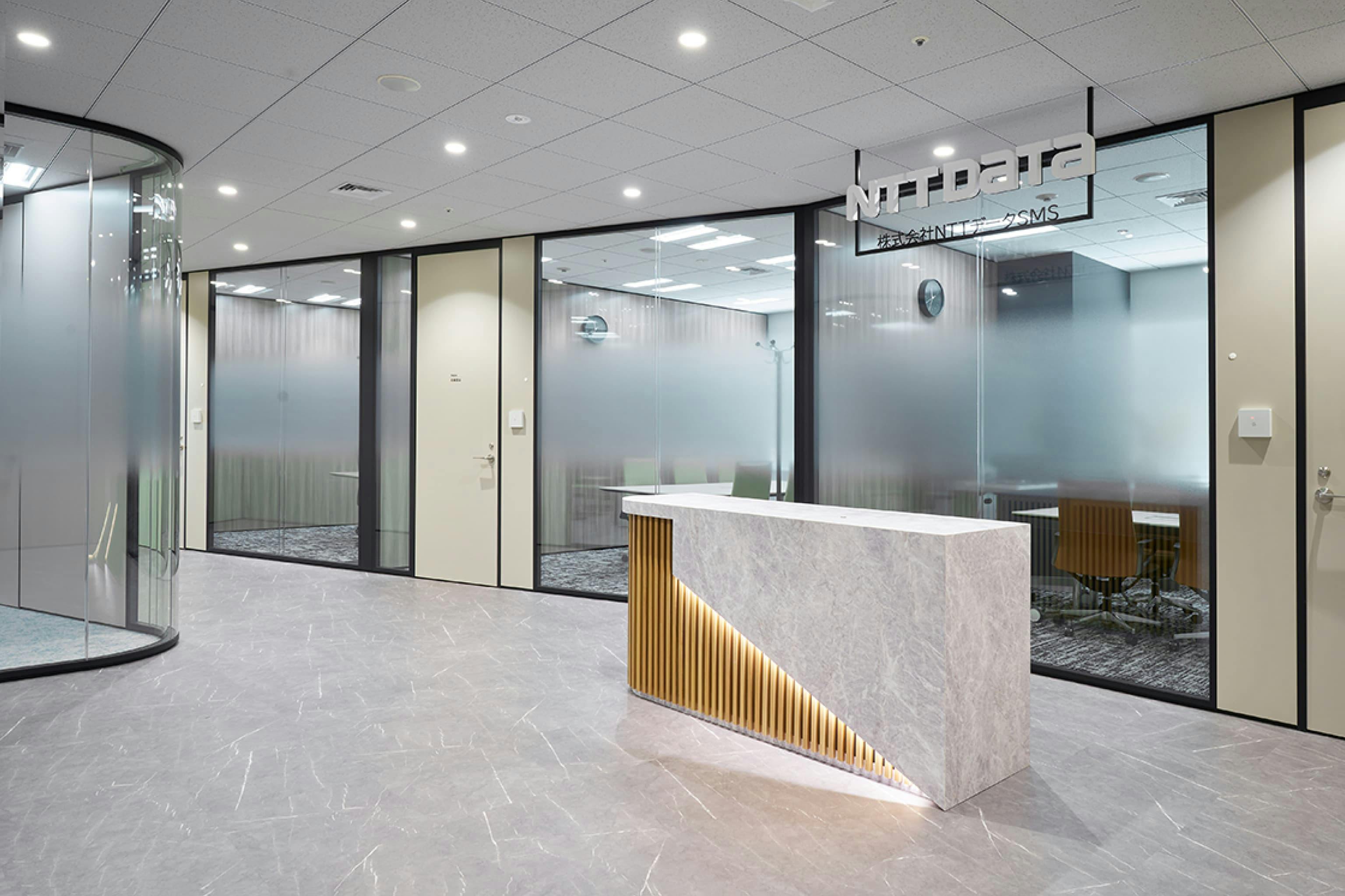 <em>エントランス</em>  株式会社NTTデータSMS 様