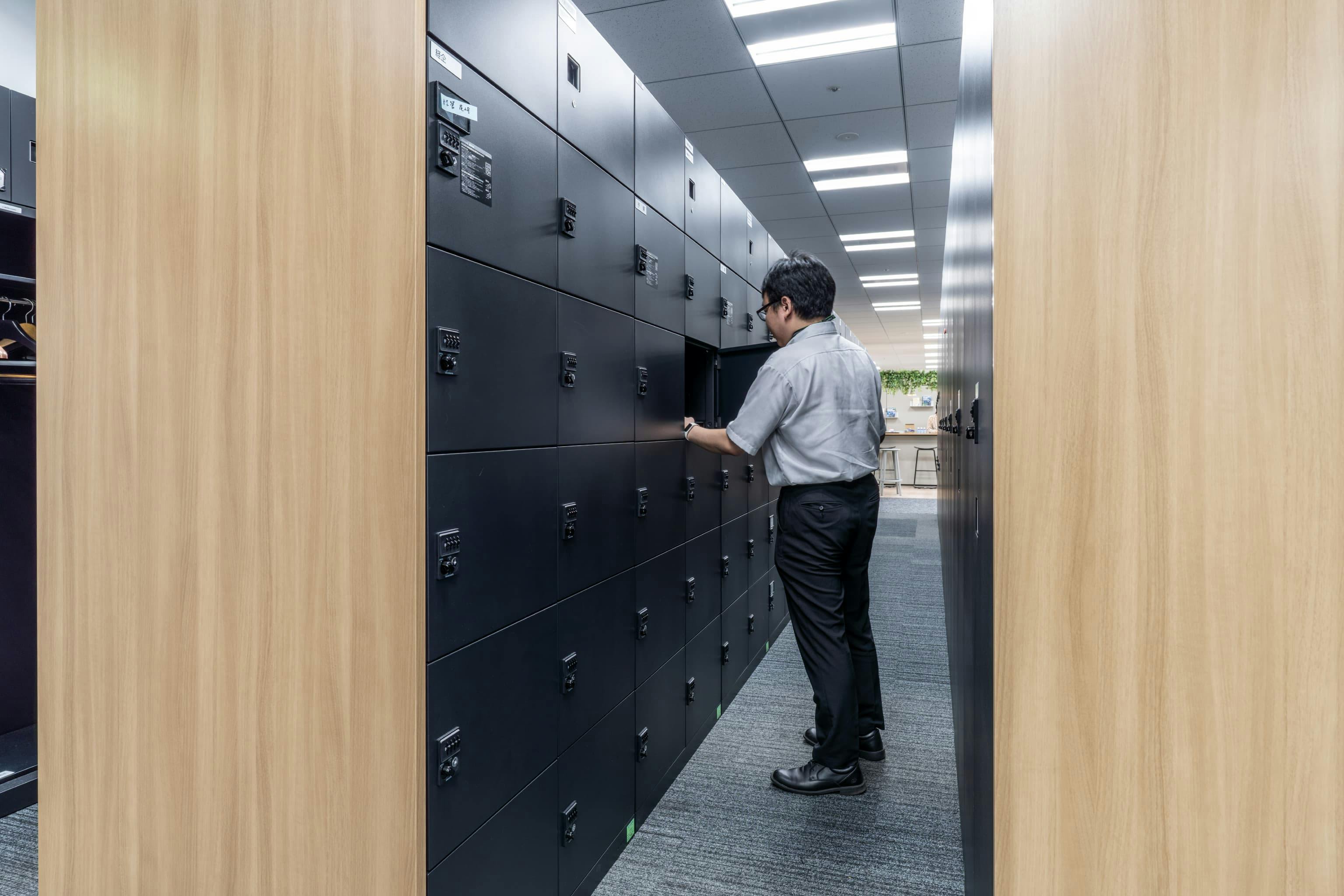 株式会社NTTデータSMS 様の事例写真／[執務エリア]グループアドレスへの移行に伴い、個人ロッカーを新設。業務ツールはモバイルバッグに入れ、座席に運ぶスタイルです。必要な荷物や書類だけを保管することで、整理整頓に対する意識も高まります。