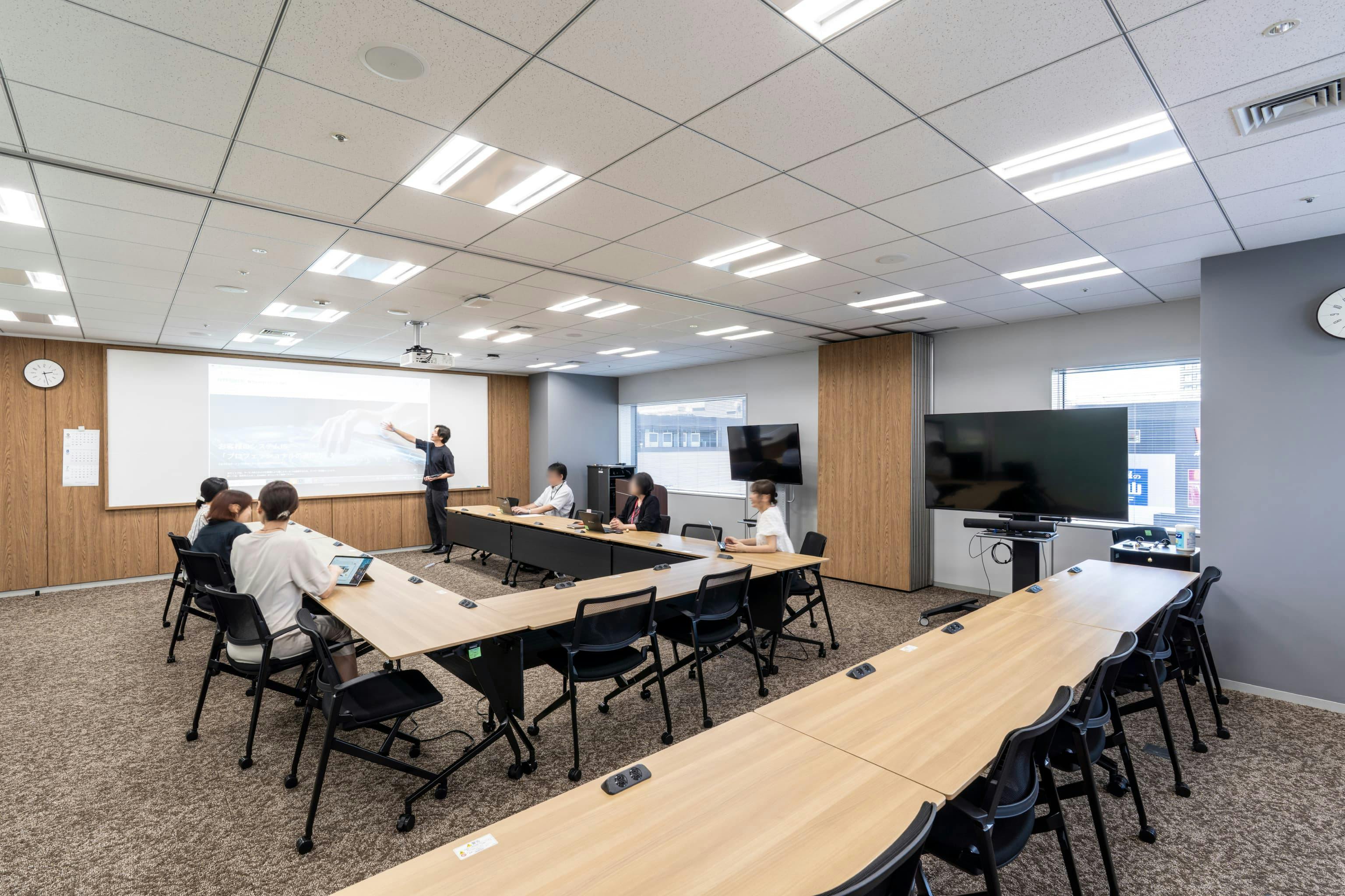 株式会社NTTデータSMS 様の事例写真／[セミナールーム]用途に応じてスライディングウォールで2部屋に仕切ることができます。可動式デスクとチェアで、レイアウトを自在に変更可能。講義形式からグループワークまで、多様なスタイルに対応できる柔軟性が備えられています。