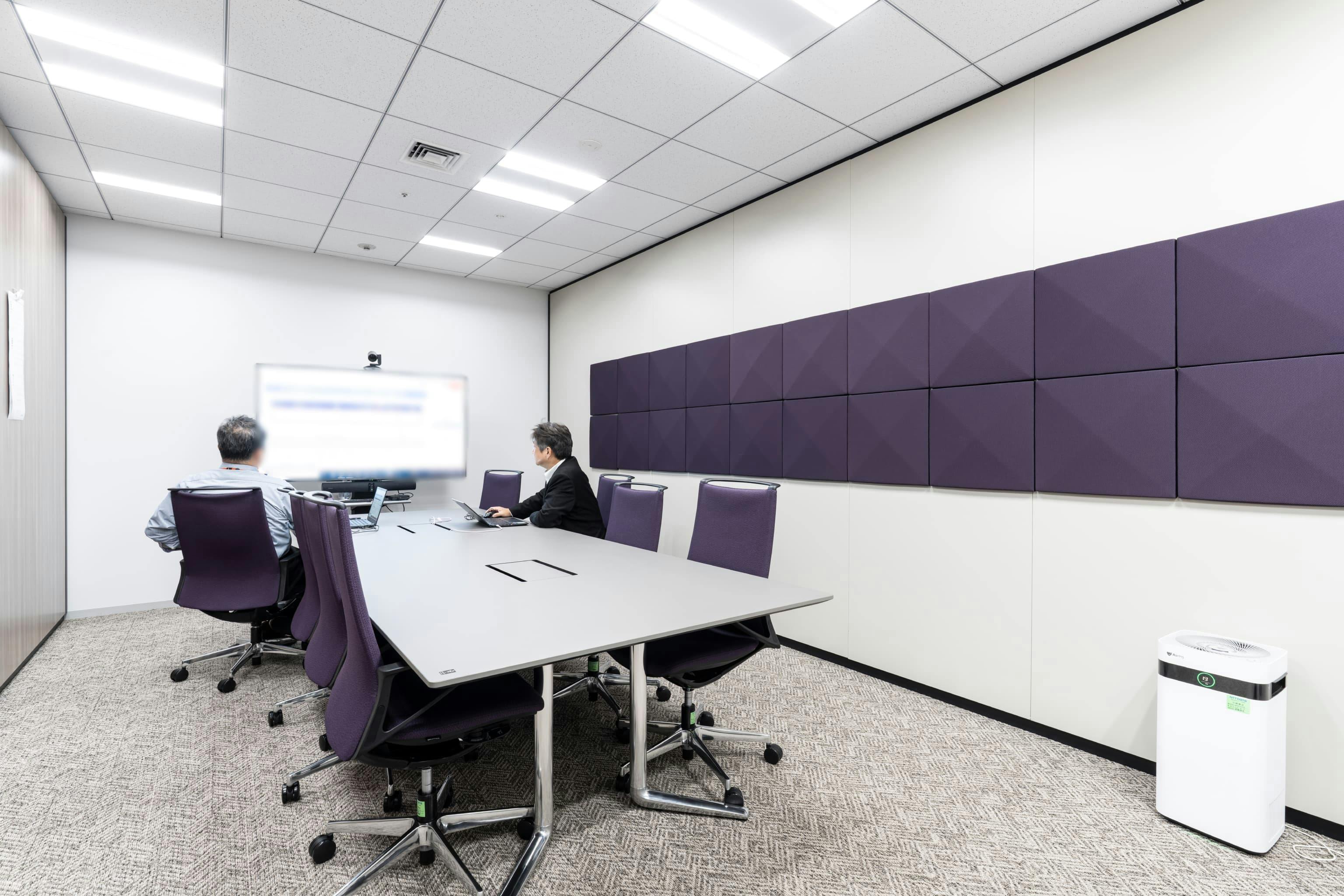 株式会社NTTデータSMS 様の事例写真／[会議室]環境保全活動を推進するお客さまの取り組みの一環として、オカムラのカーボンオフセットプログラム対応の什器が採用されました。洗練された設計と、環境負荷低減への取り組みが両立された空間です。