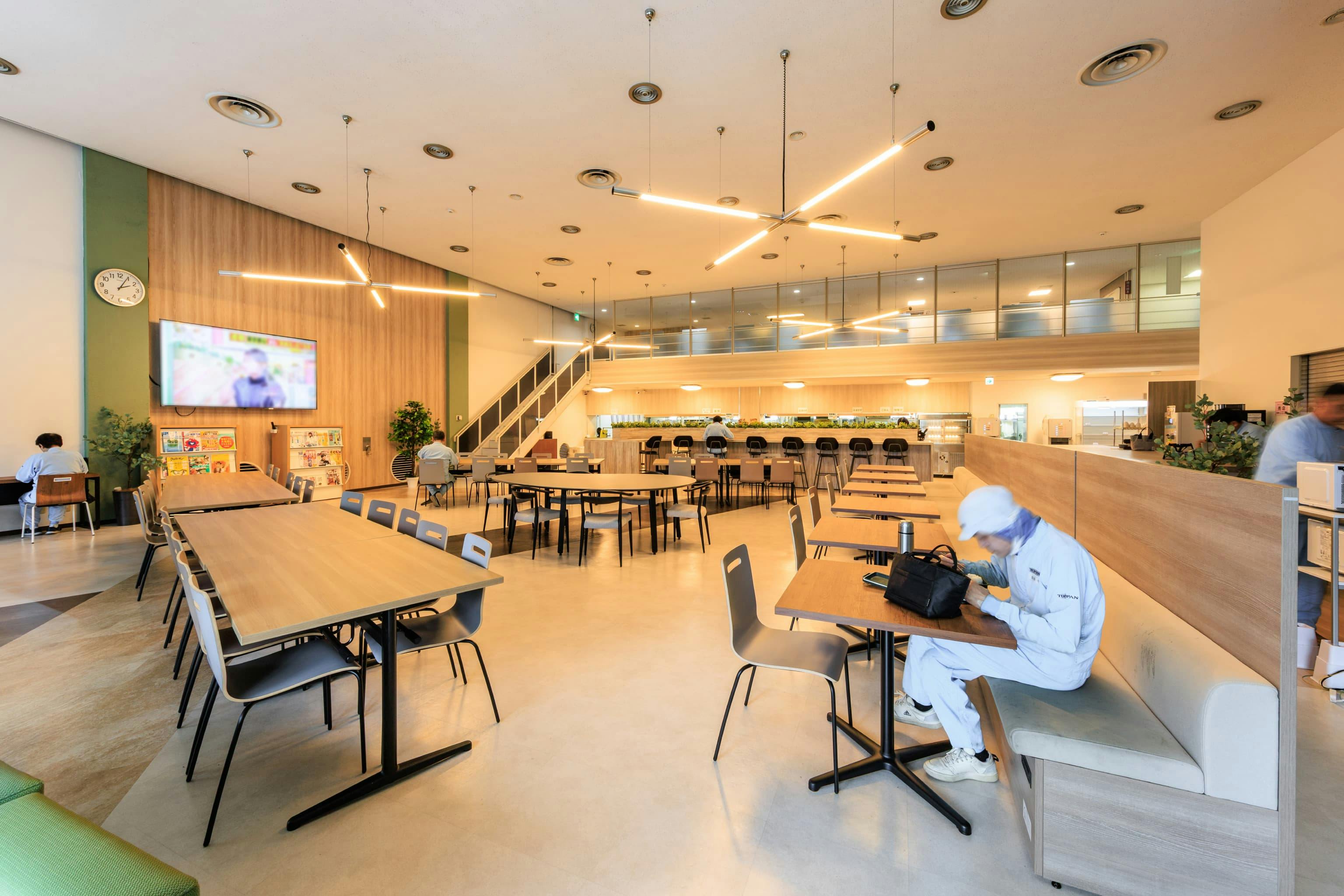 <em>食堂 全景</em>  TOPPAN株式会社 ／ TOPPANパッケージプロダクツ株式会社 様