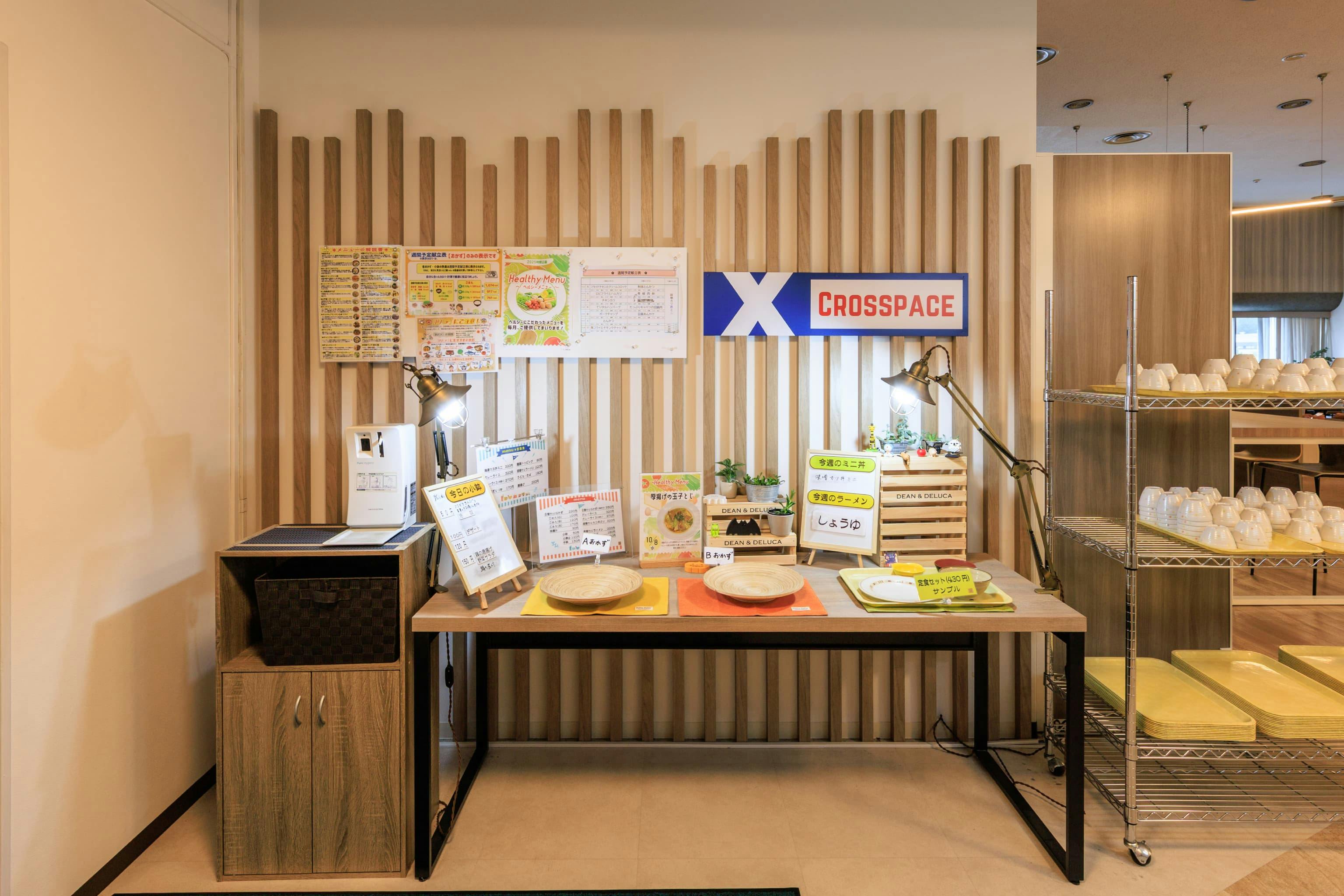 TOPPAN株式会社 ／ TOPPANパッケージプロダクツ株式会社 様の事例写真／[食堂 入り口]食堂の入り口では、その日の献立を紹介。「今日のメニューは何だろう」と、食事の楽しみがアップするコーナーです。看板やポスターを掲示できる背面のルーバーには、TOPPANの製品が使用されています。