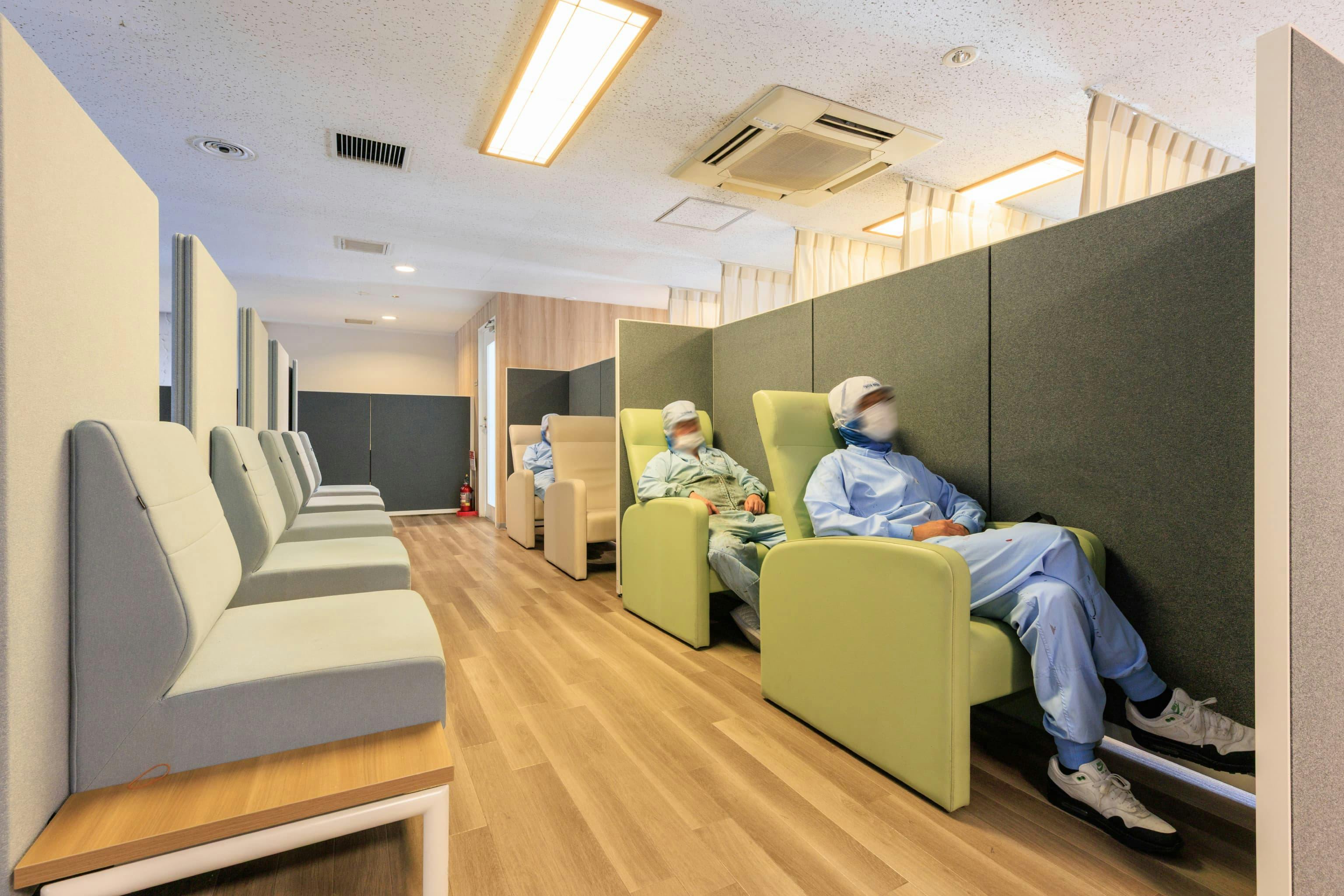 <em>食堂上休憩エリア リクライニング席</em>  TOPPAN株式会社 ／ TOPPANパッケージプロダクツ株式会社 様