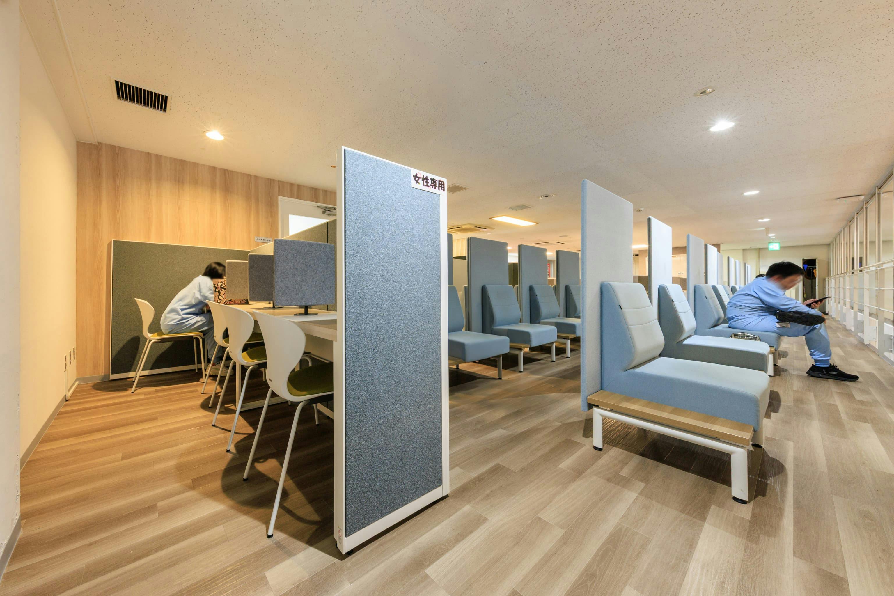 TOPPAN株式会社 ／ TOPPANパッケージプロダクツ株式会社 様の事例写真／[食堂上休憩エリア 女性専用エリア]女性専用エリアは背後が壁面になっているため、視線を気にせず利用できる配置です。休憩エリアの一部パネルはフェルト素材で、ほどよい吸音効果も期待できます。