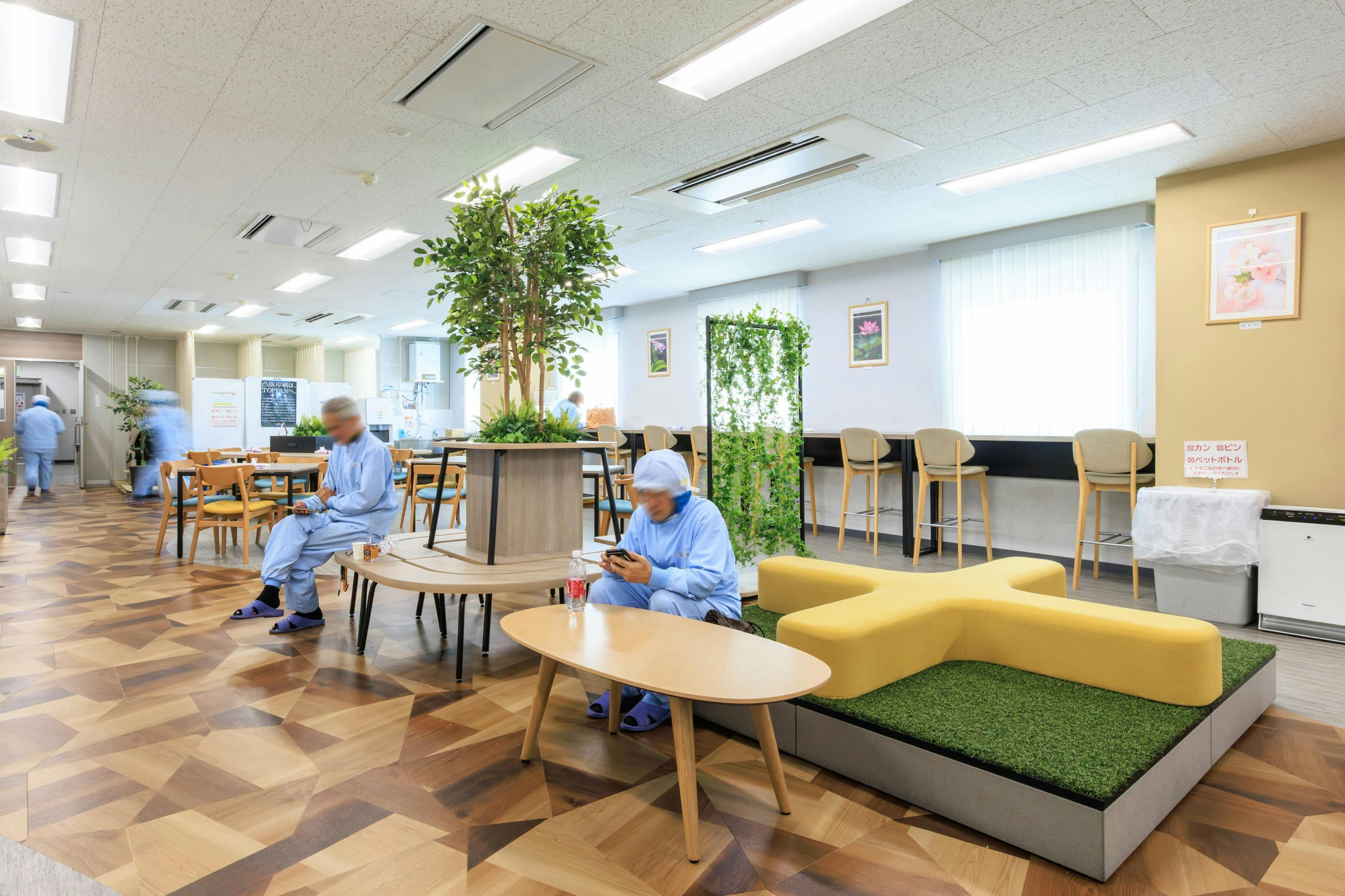 <em>休憩エリア ローソファ＆ベンチ席</em>  TOPPAN株式会社 ／ TOPPANパッケージプロダクツ株式会社 様