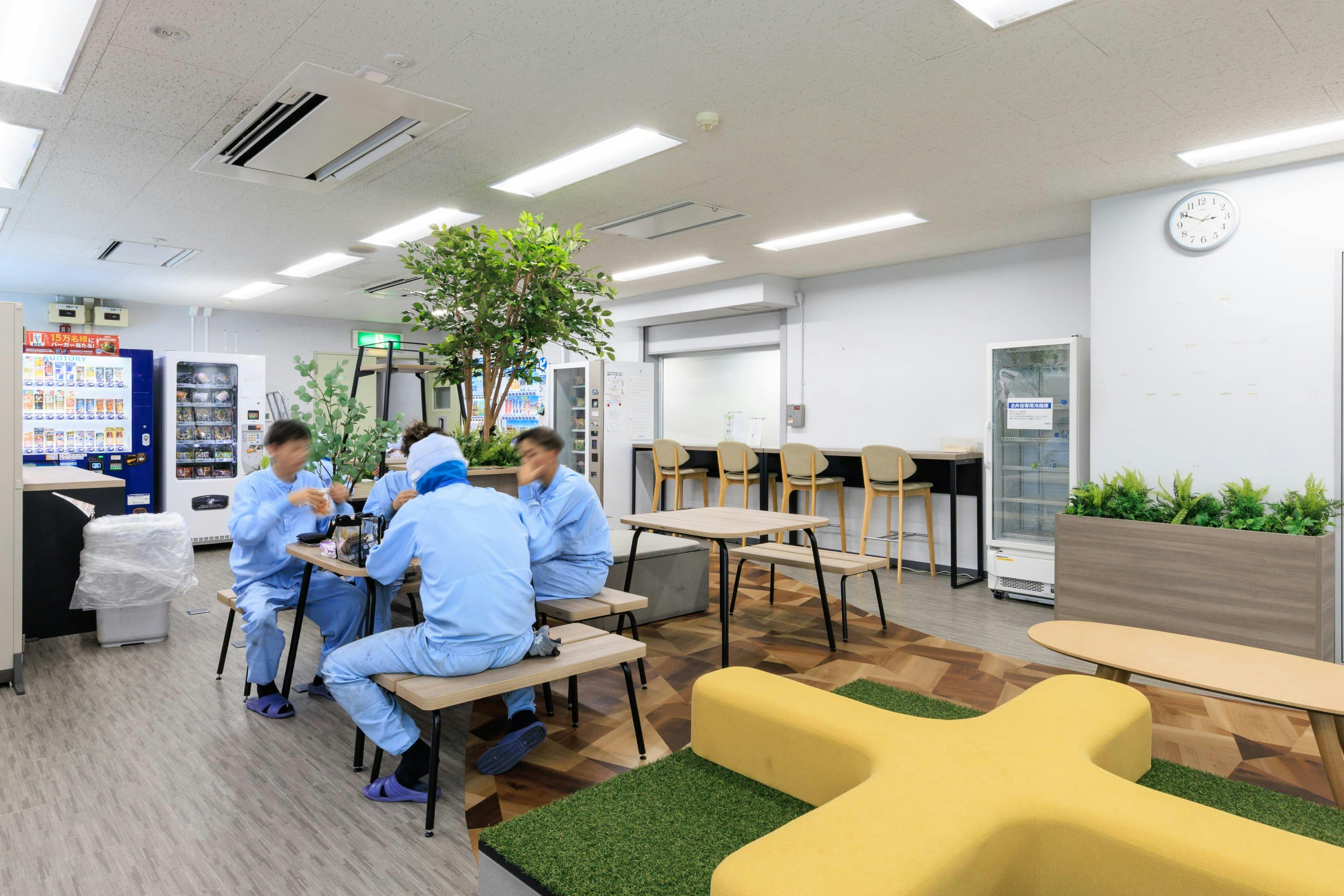 TOPPAN株式会社 ／ TOPPANパッケージプロダクツ株式会社 様の事例写真／[休憩エリア ベンチ席]仲間とわいわいおしゃべりできるベンチ席は、若手従業員グループに好評。当初「どうやって使うの？」と戸惑っていた十字のソファでは、すっかり慣れた様子でくつろいでいるそうです。