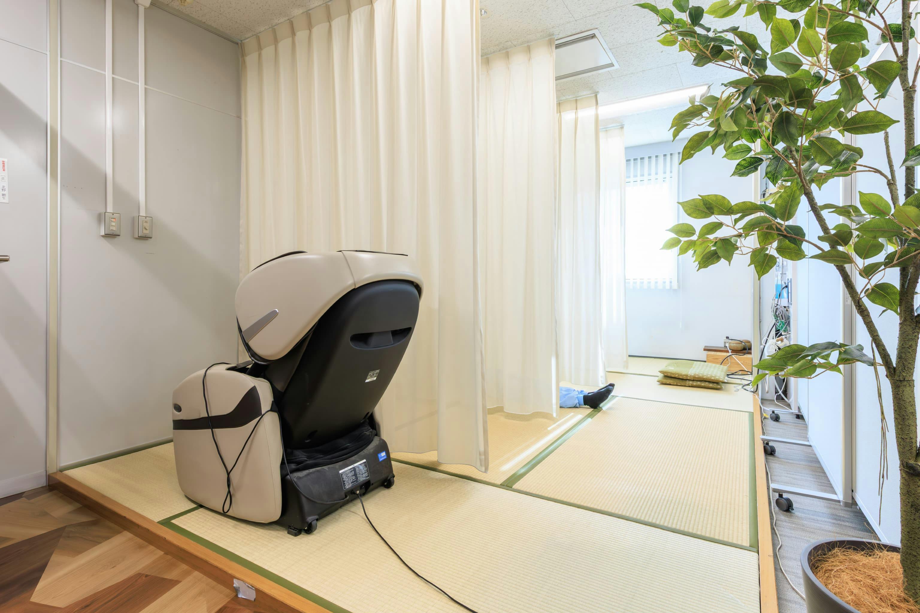 TOPPAN株式会社 ／ TOPPANパッケージプロダクツ株式会社 様の事例写真／[休憩エリア 畳スペース]畳の休憩エリアは、横になって休める空間。カーテンの間仕切りとパネルが視線をさえぎり、食堂に併設するスペースながら落ち着いて仮眠をとることができます。