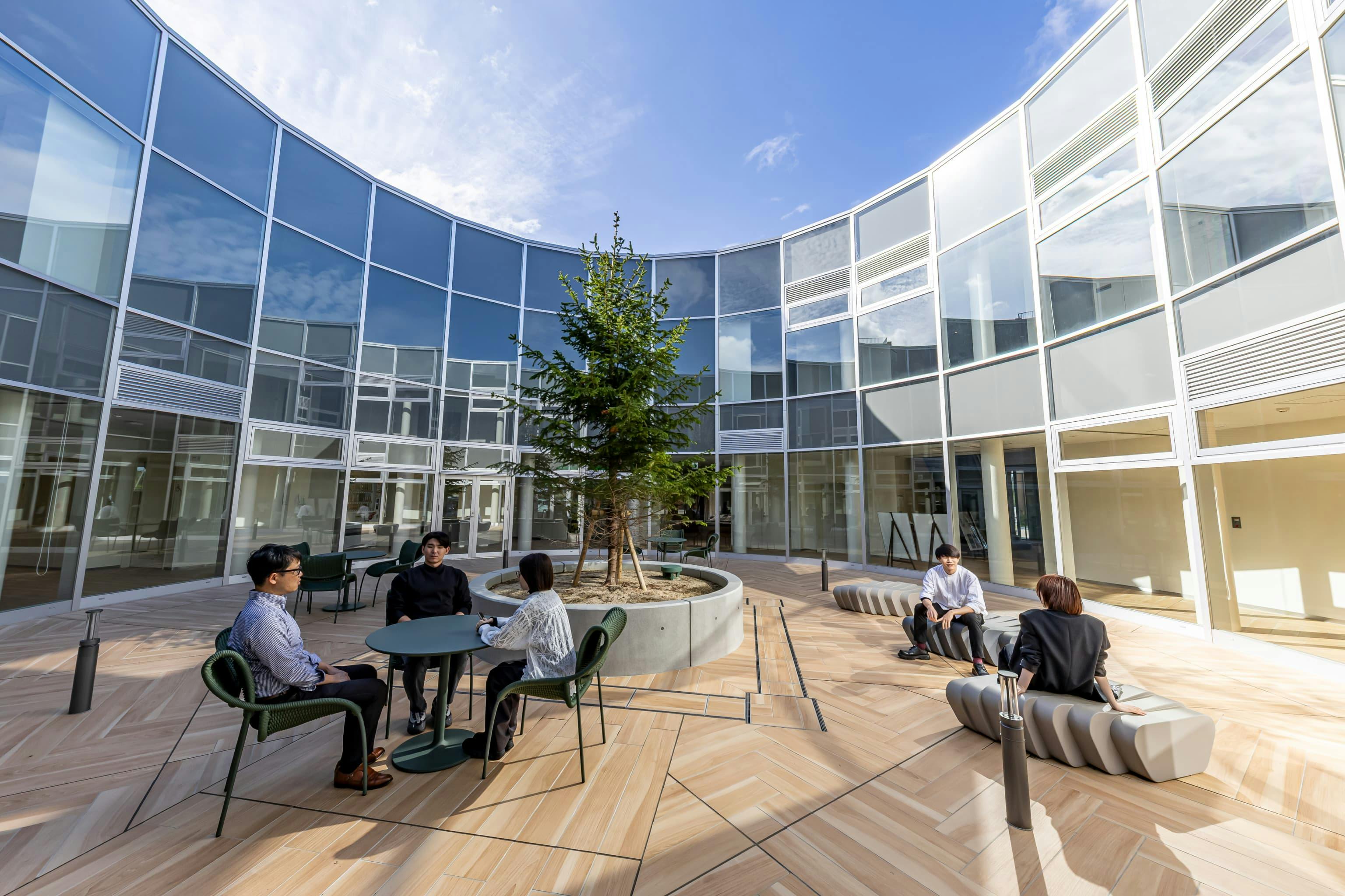 <em>共用棟 1F中庭</em> 日産自動車九州株式会社 様