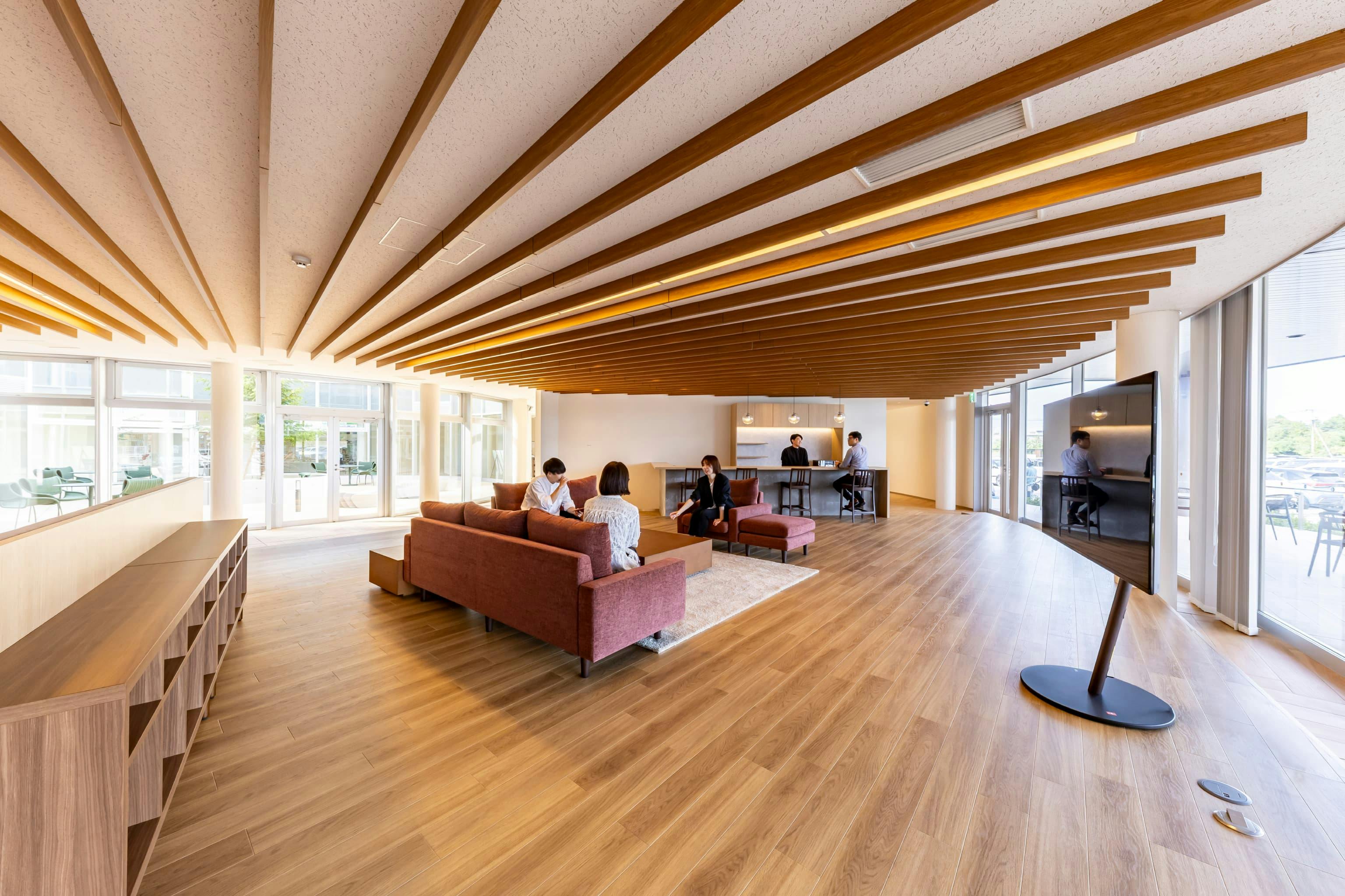 <em>共用棟 1F コミュニティスペース</em> 日産自動車九州株式会社 様