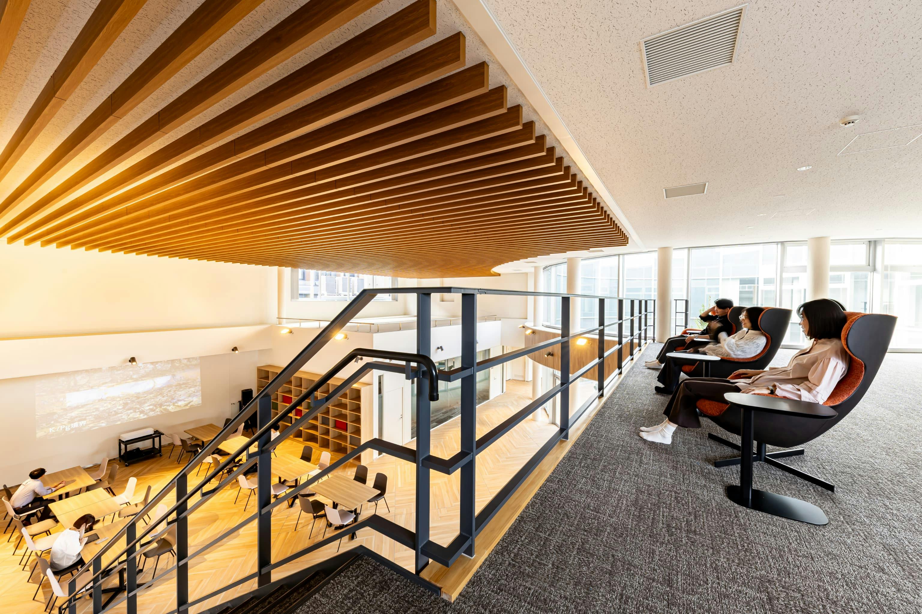 <em>共用棟 2F ビューイングスペース</em> 日産自動車九州株式会社 様