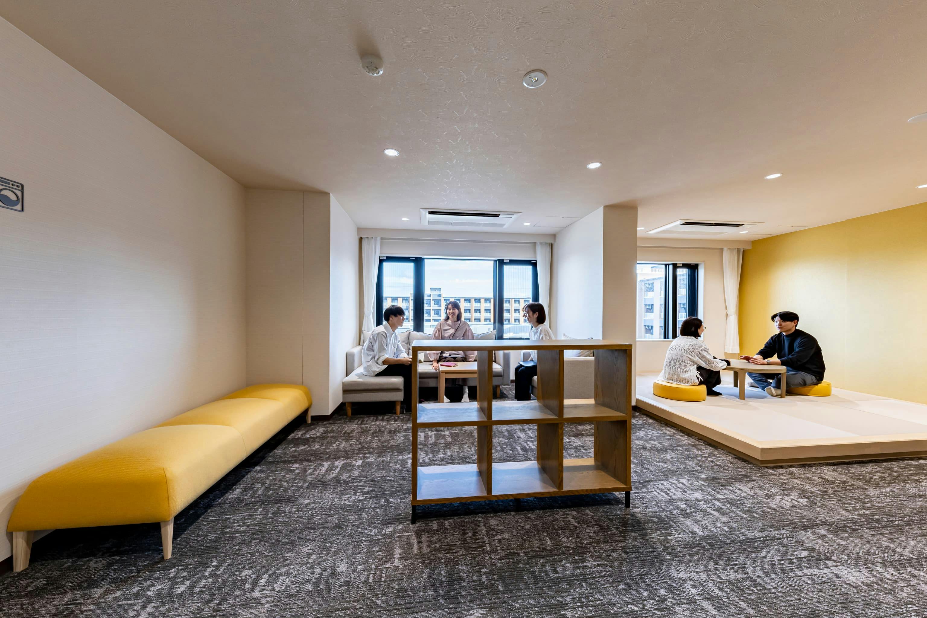 <em>ドミトリー棟 5Fラウンジ</em> 日産自動車九州株式会社 様