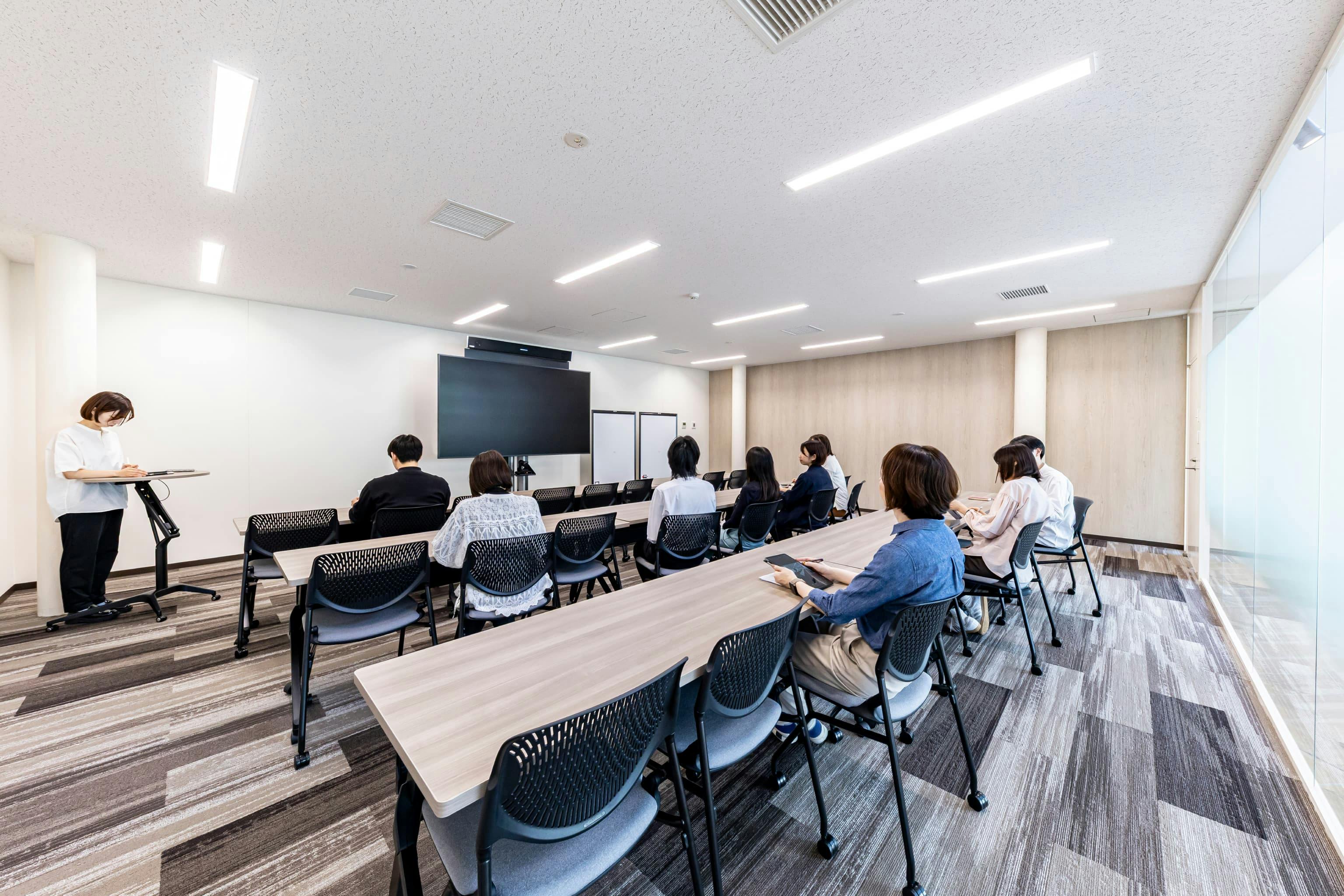 <em>共用棟 1F 会議室「SERENA」</em> 日産自動車九州株式会社 様