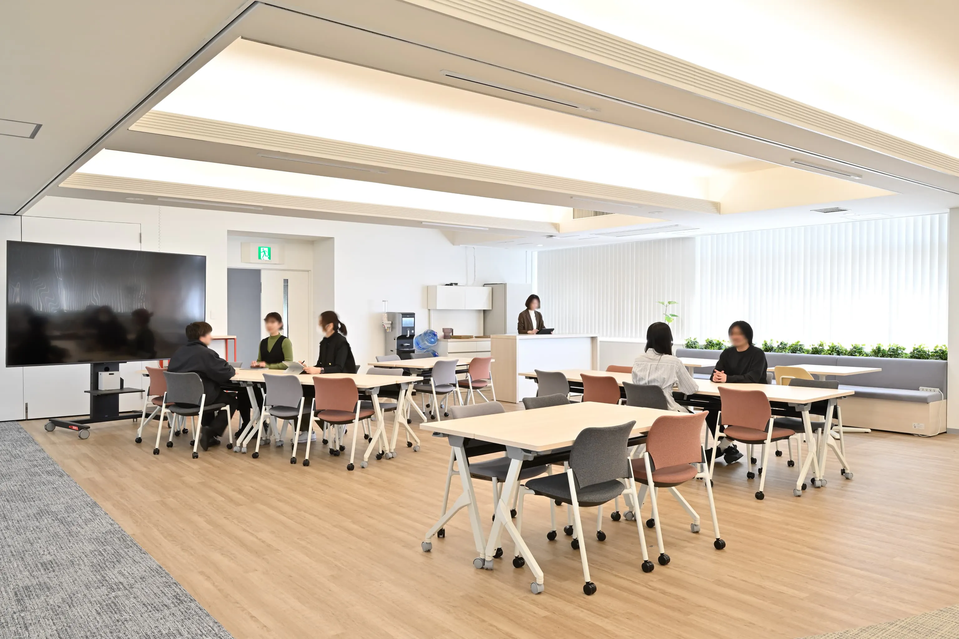 <em>2Fカフェ（コラボレーションエリア）</em>  株式会社岡本工作機械製作所 様