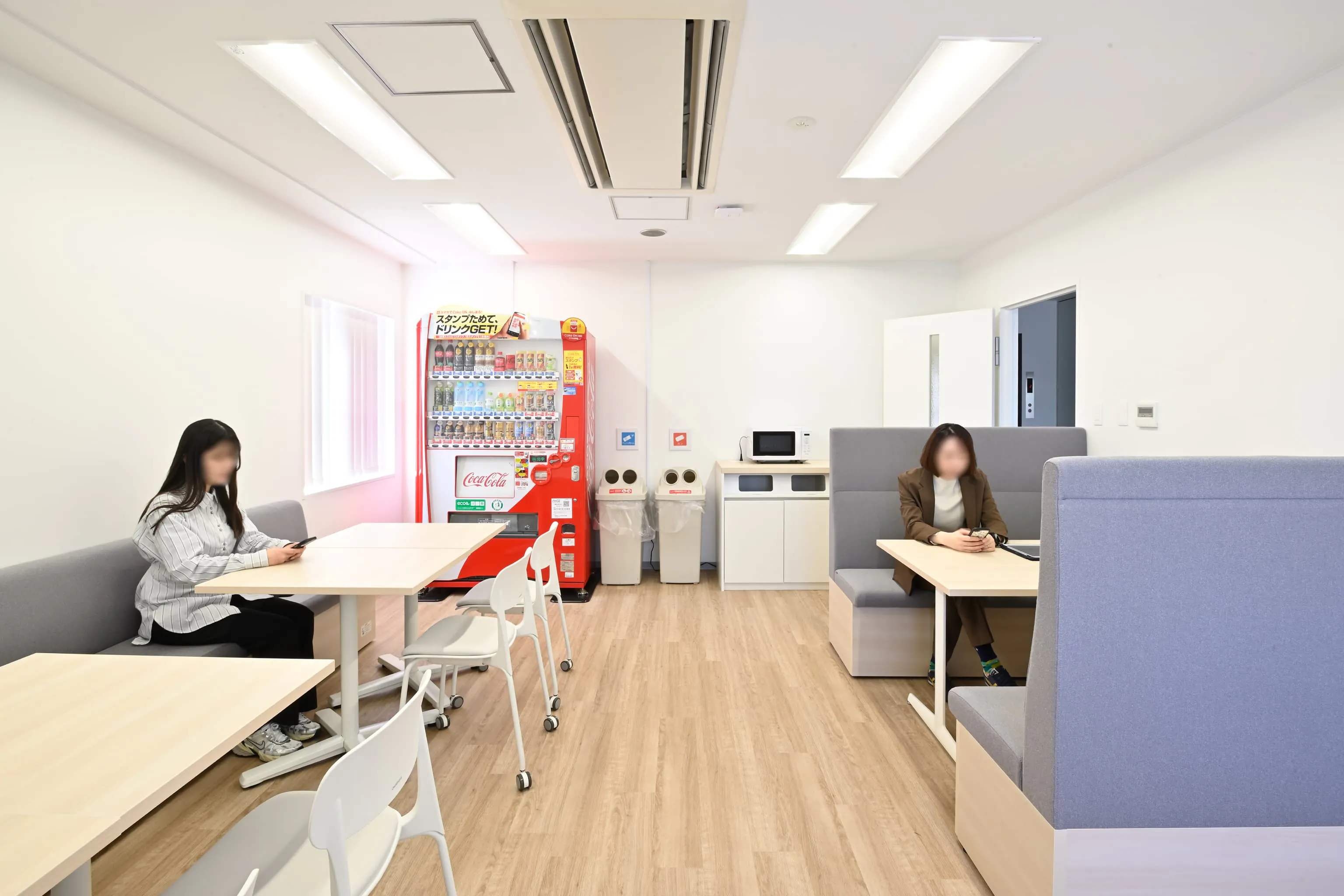 株式会社岡本工作機械製作所 様の事例写真／[2Fリフレッシュルーム]前入居企業が更衣室として使用していた部屋をリフレッシュルームに改装。執務エリアとは廊下を挟んだ個室空間で、業務から離れて休息できます。電子レンジや自動販売機を備え、ランチタイムにも活用されています。