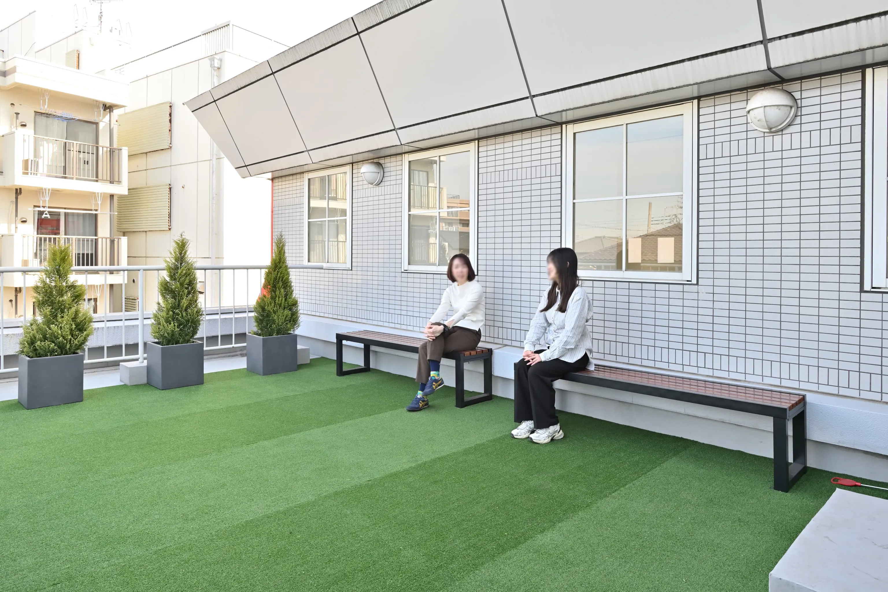 株式会社岡本工作機械製作所 様の事例写真／[2Fルーフテラス]日差しを浴び、新鮮な外気に触れることができるルーフテラス。心地よい開放感のなかで心身の緊張を和らげ、気持ちを整えられます。気分を切り替えて次の業務へ向かえる、リフレッシュの場になっています。