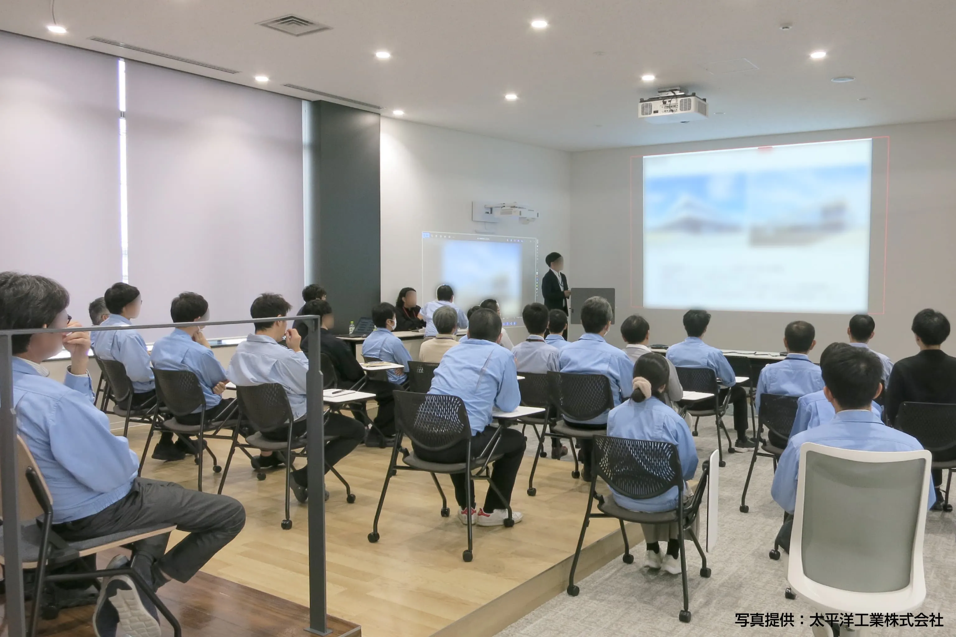 太平洋工業株式会社 様の事例写真／[2F イノベーションエリア]2面の壁それぞれにプロジェクターで資料を投影できるセミナースペース。社内研修やチーム会議が実施されています。