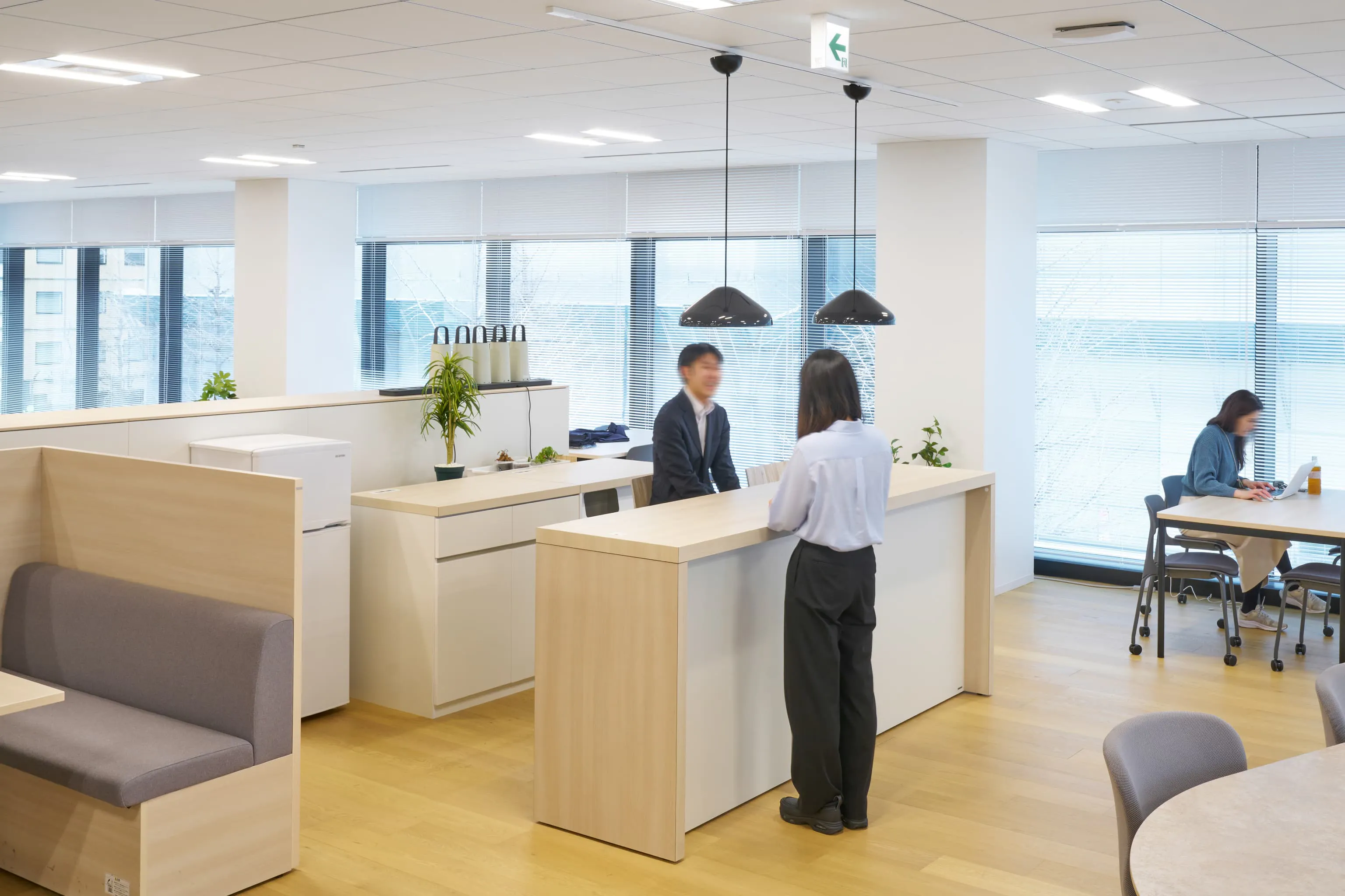 日本毛織株式会社 様の事例写真／[3Fラウンジ]ラウンジの一角に設けられたカフェカウンターは、気軽な交流が叶うコーナー。ドリンクを取りに来た人や、執務の合間の気分転換に訪れた人が自然に交わり、偶発的な会話が生まれやすくなっています。