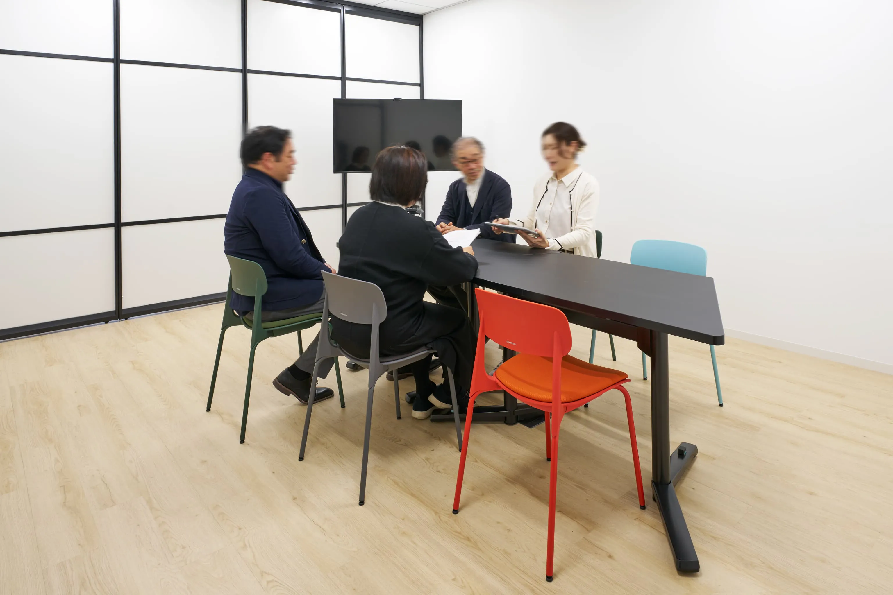 日本毛織株式会社 様の事例写真／[2F会議室]什器によるレイアウト変更に加え、移動間仕切りの活用により、6名程度で利用できる会議室としても展開できます。ひとつの空間の中に必要なスペースを生み出せる構成で、多様なシーンに応じられます。
