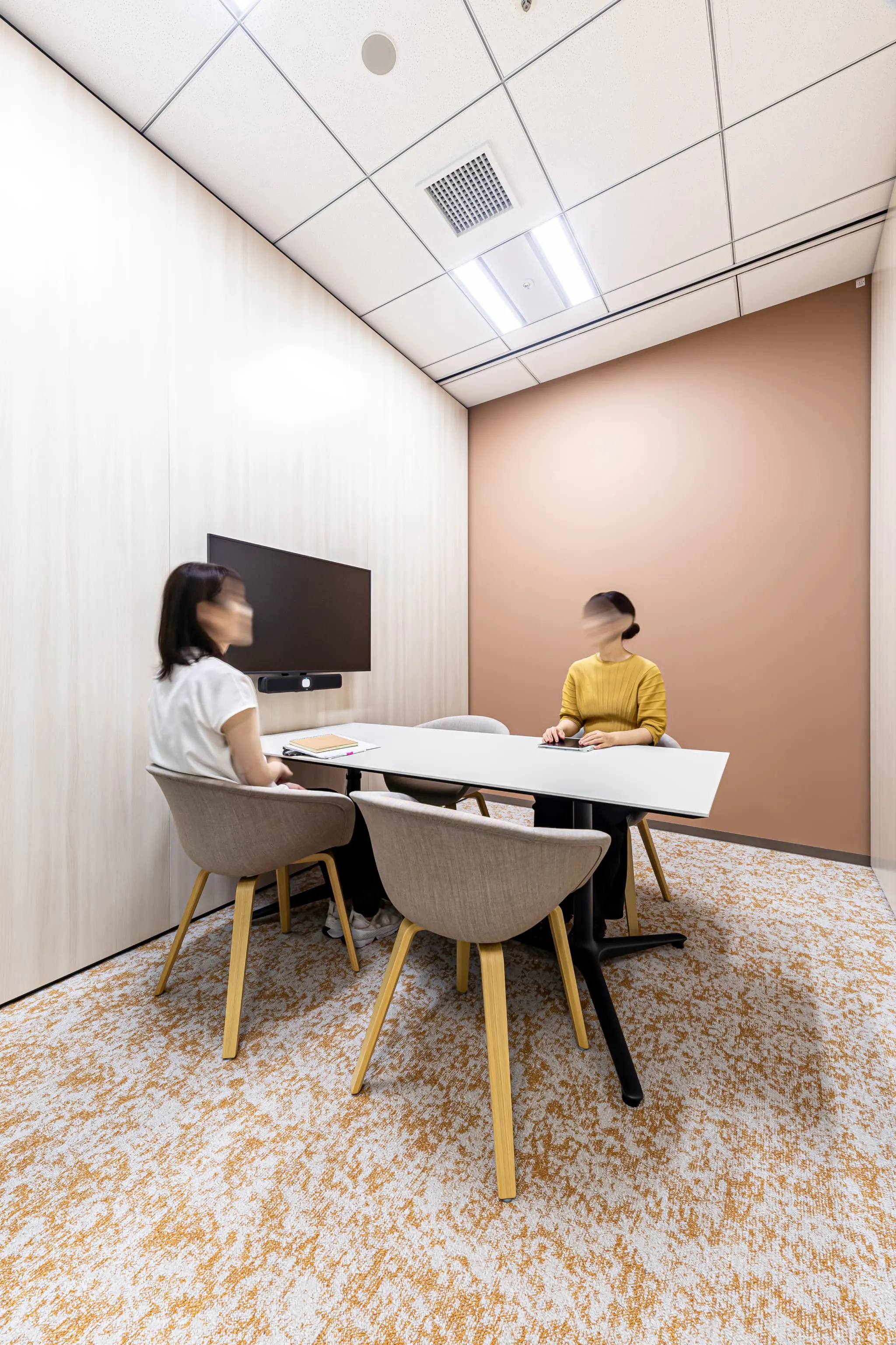 西鉄エアサービス株式会社 様の事例写真／[Meeting Room]部屋ごとに異なるカラーリングの効果で、多様なコミュニケーションを支えるMeeting Room。優しい赤を基調とした部屋は安心感をもたらし、リラックスした雰囲気の中で和やかな談笑を促す場となっています。