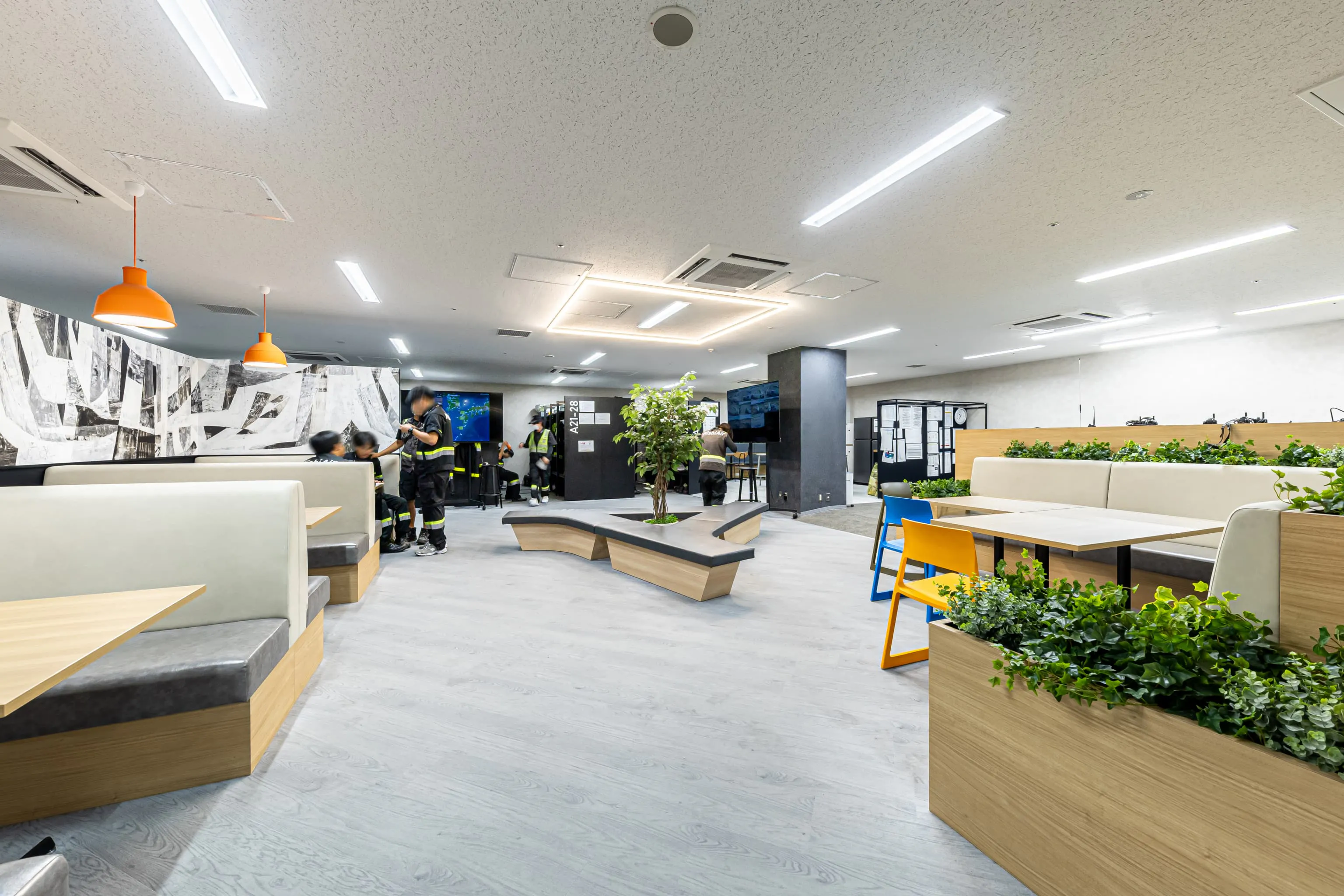 西鉄エアサービス株式会社 様の事例写真／[スタンバイエリア]スタッフがほっと一息ついたり、面談や打ち合わせに使ったりと、多目的に活用されているスタンバイエリア。屋外から戻ってきてそのまま座れるよう、チェアの張り地は汚れに強いビニールレザーが使用されています。