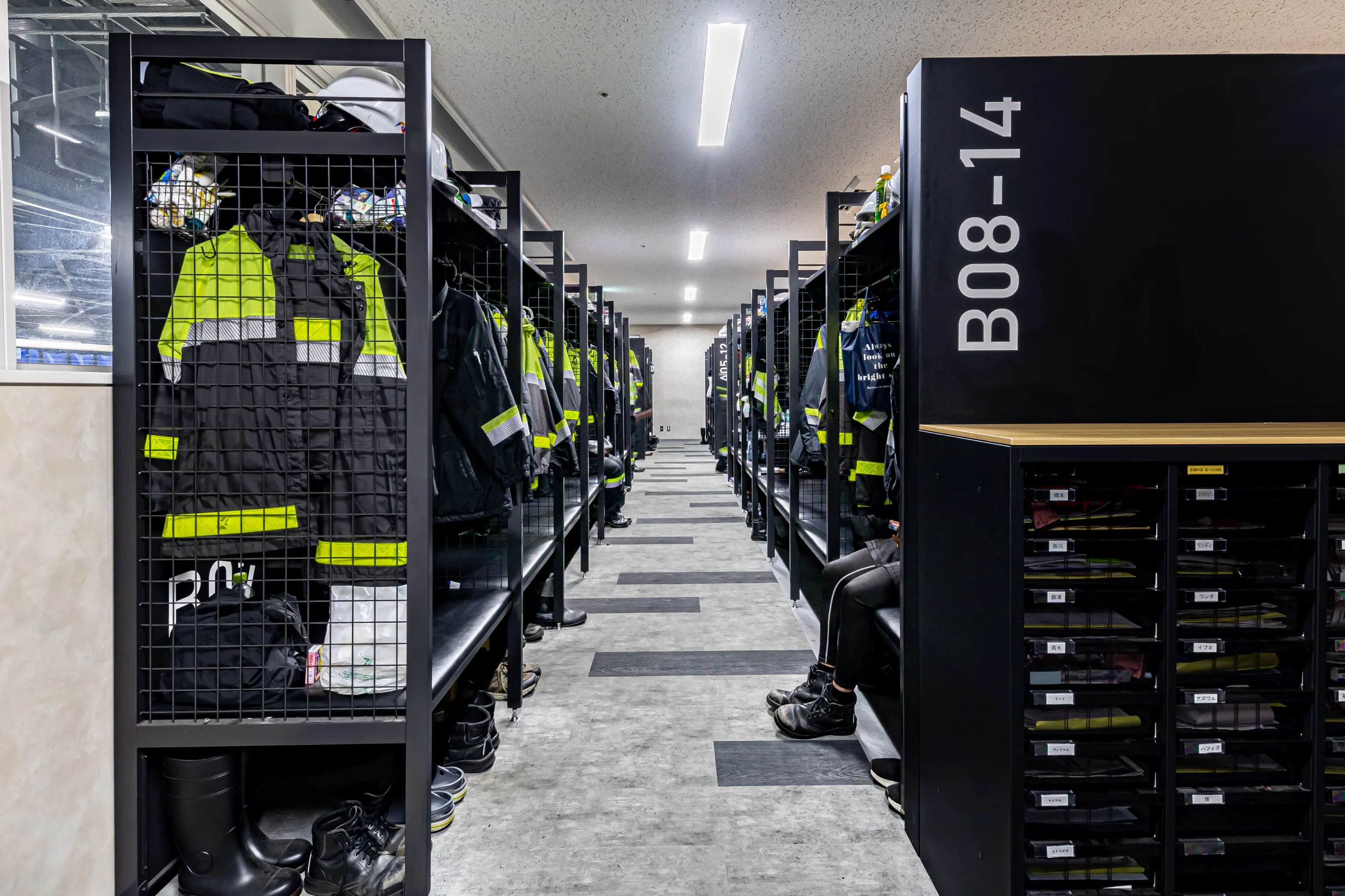 西鉄エアサービス株式会社 様の事例写真／[ロッカー]黒を基調とした、プロスポーツチームを彷彿させるスポーツロッカー。ベンチ一体型で休憩としても利用でき、自分だけのスペースで快適かつ使い勝手良く過ごせる設計です。