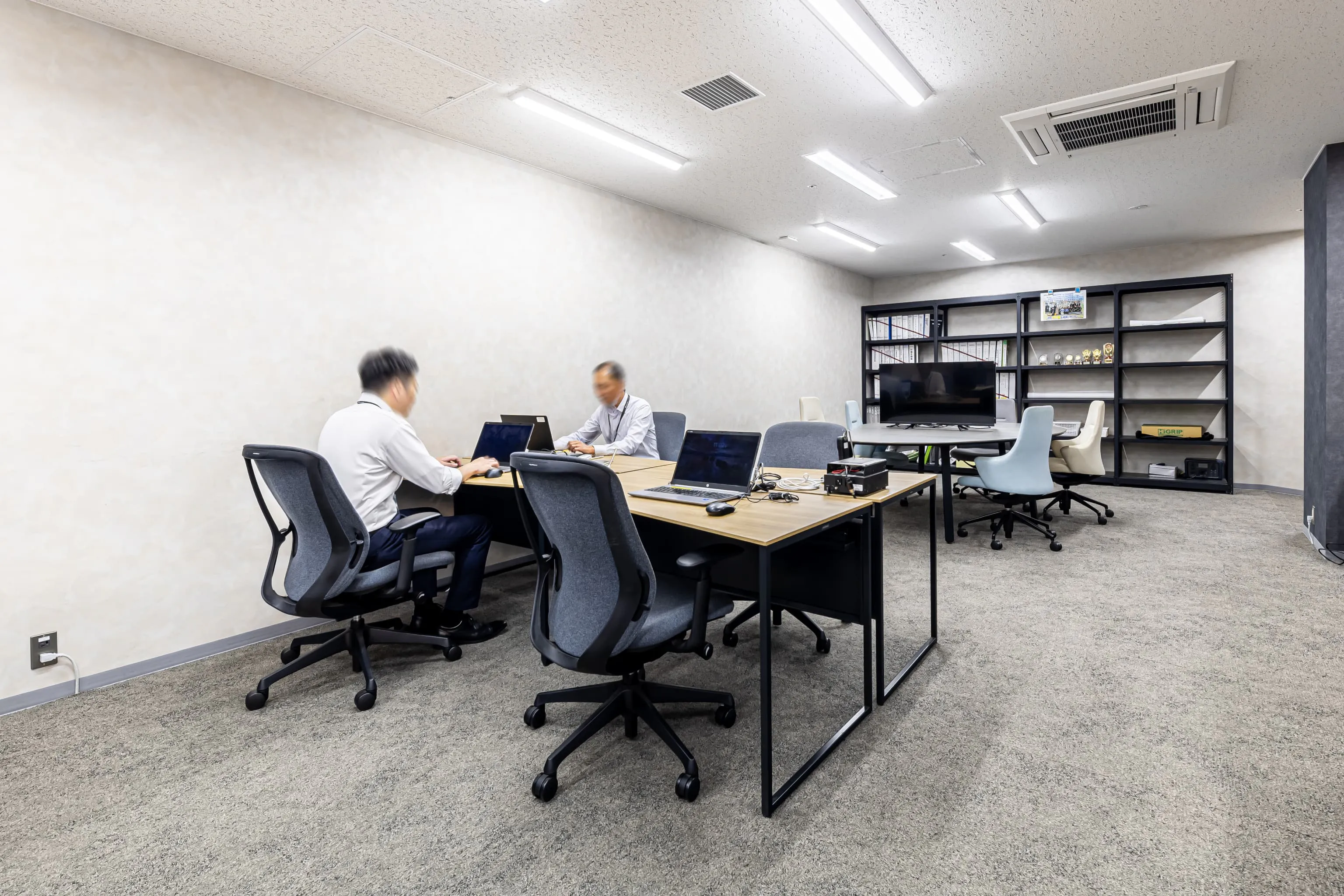 西鉄エアサービス株式会社 様の事例写真／[執務スペース]ハンドリングスタッフの管理部門の執務スペース。スタンバイエリアとシームレスにつながっているため、現場スタッフとの対話が増えたとの声も。フリーアドレス運用で袖机はなく、空間全体がすっきりと整っています。