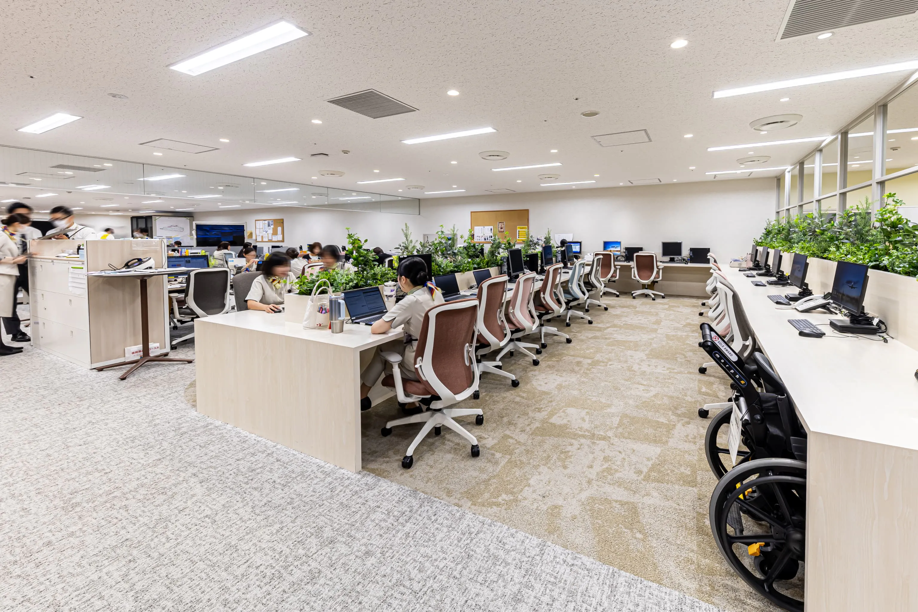 西鉄エアサービス株式会社 様の事例写真／[プレパレーションエリア]カウンター業務を終えたスタッフが、シフトの入れ替わりの際に業務報告を入力するエリア。短時間でも集中して作業が進められるよう対面式ではなく、カウンター形式の配置が採用されています。