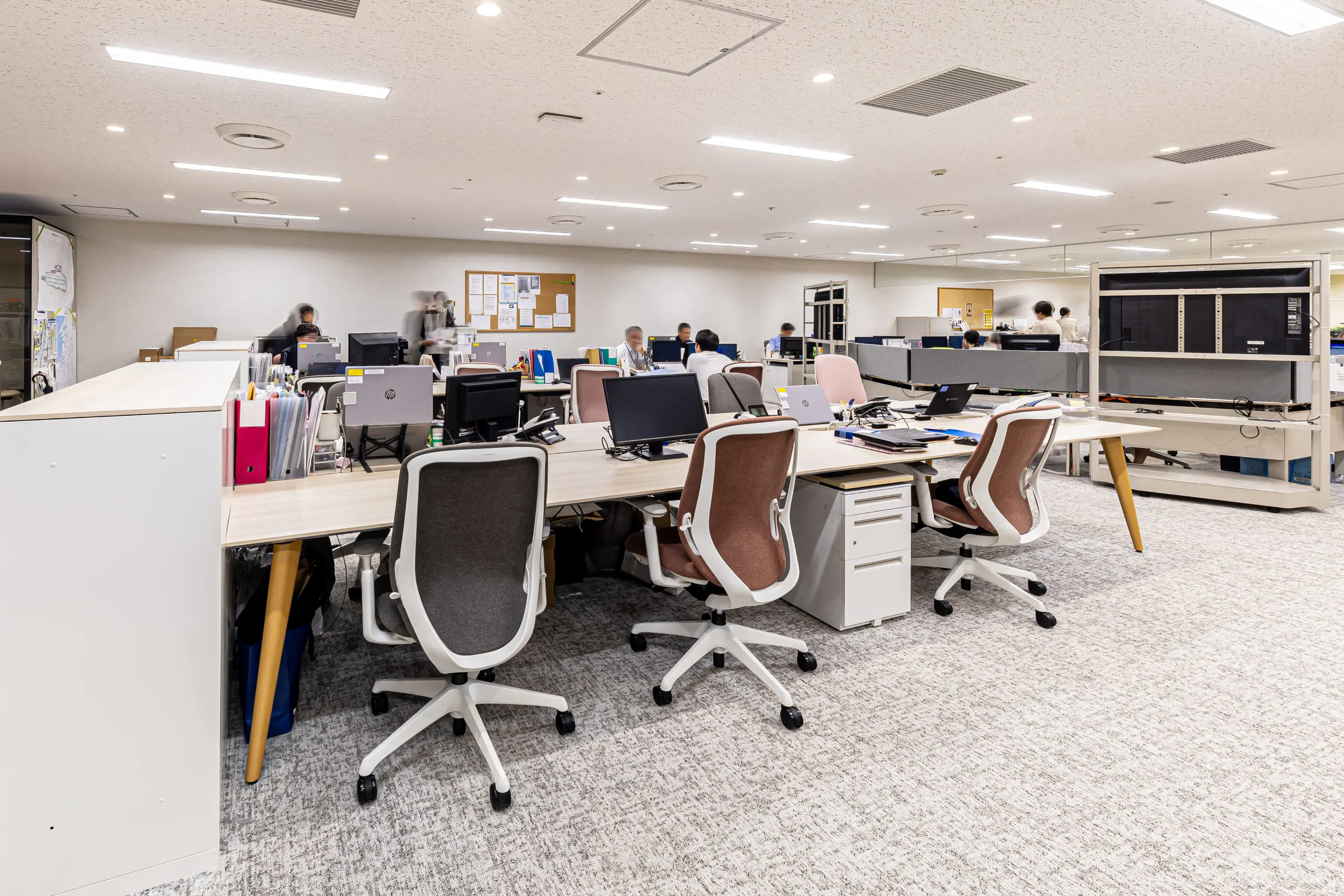 西鉄エアサービス株式会社 様の事例写真／[グループワークエリア]空港や航空会社と現場スタッフの橋渡しを担うスタッフが働くエリア。現場スタッフが戻ってくる空間に執務席を設けたことで、フライト状況の変更にも迅速に対応できるようになり、スムーズな連携を実現しています。