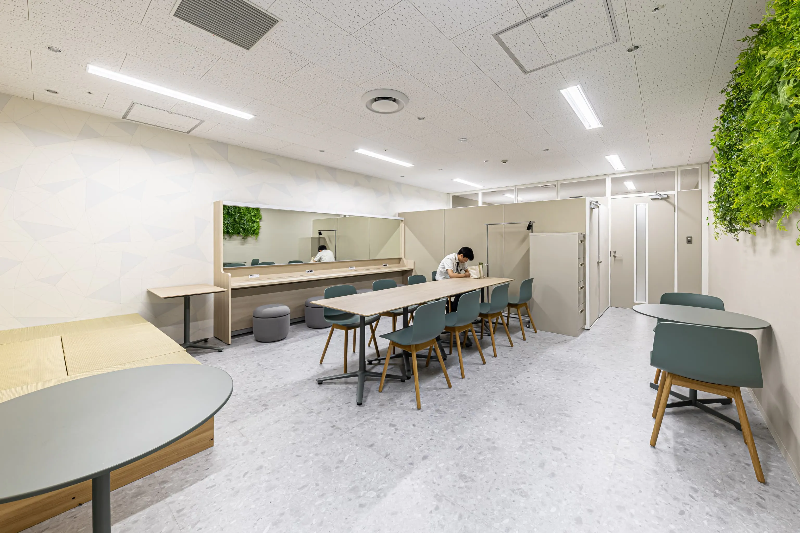 <em>更衣室(男性用)</em> 西鉄エアサービス株式会社 様