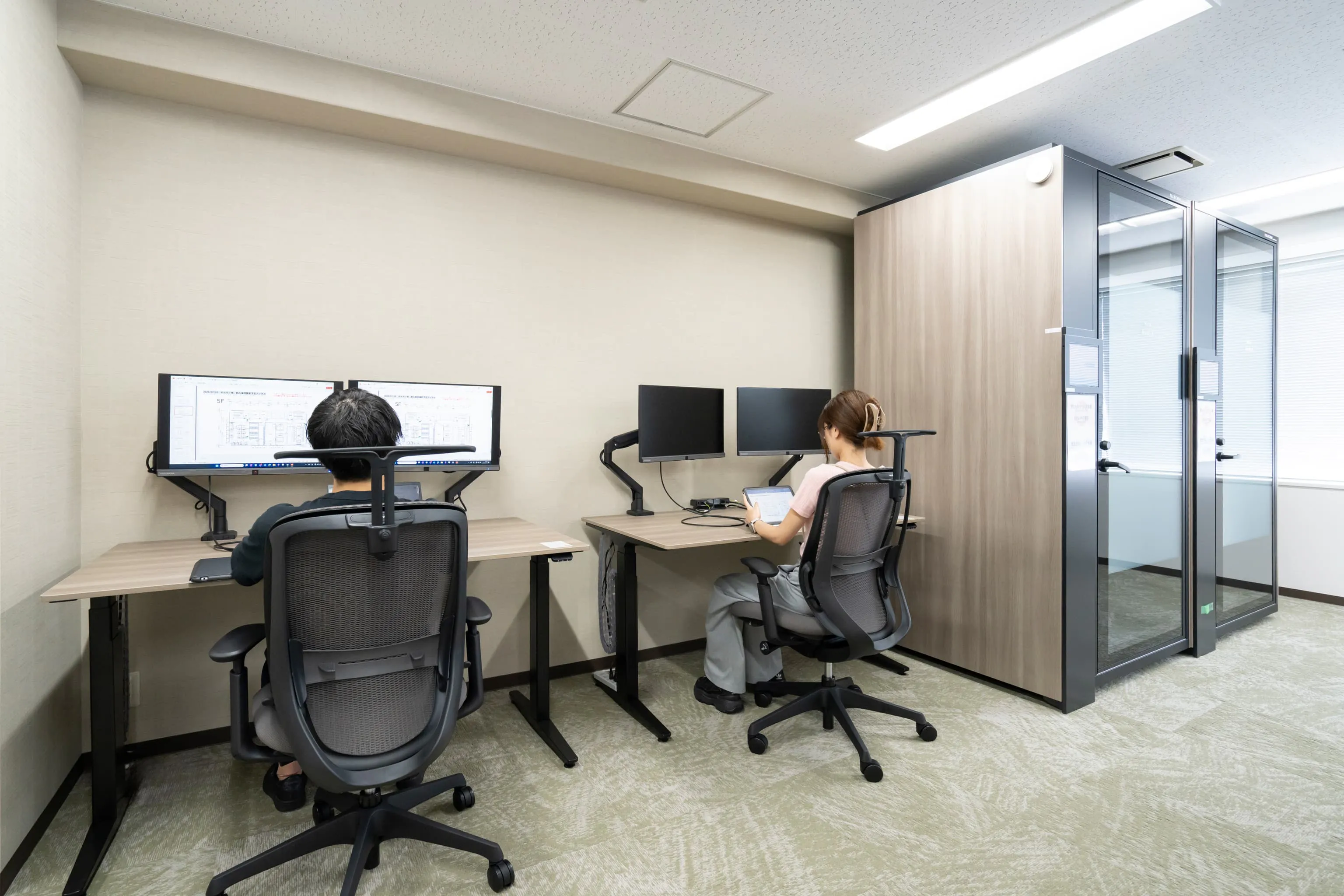 オルガノ株式会社 様の事例写真／[5F集中エリア]技術職の従業員が図面をサッと広げられる幅のデスクを採用しています。他のフロア同様にダブルモニターが設置され、いつもと同じ環境で作業を進められます。