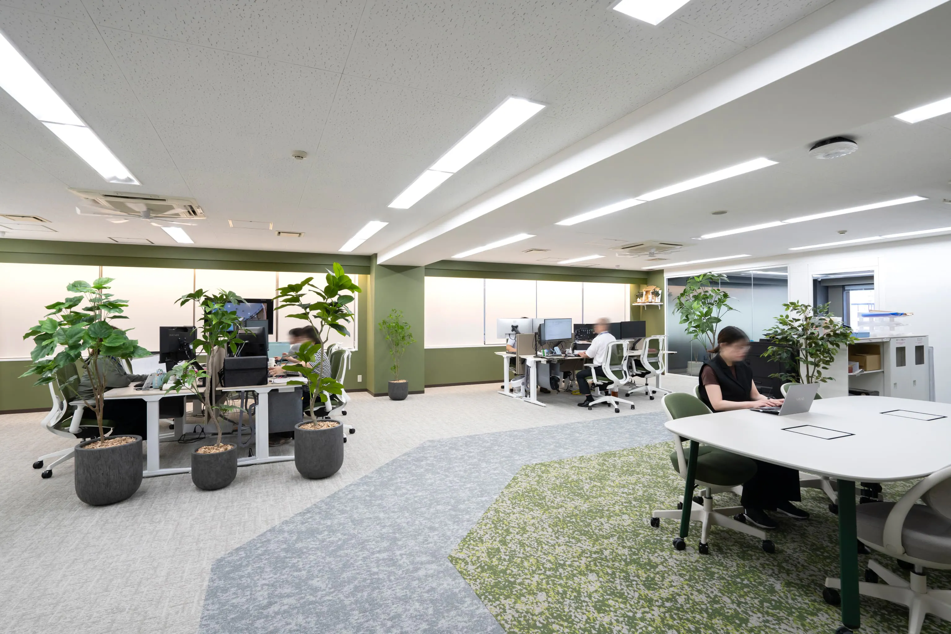 オルガノ株式会社 様の事例写真／[9F執務エリア]9階はグリーンが基調。他のフロアに比べ多めに配置された植栽がさわやかさを演出し、リラックス効果も期待できます。