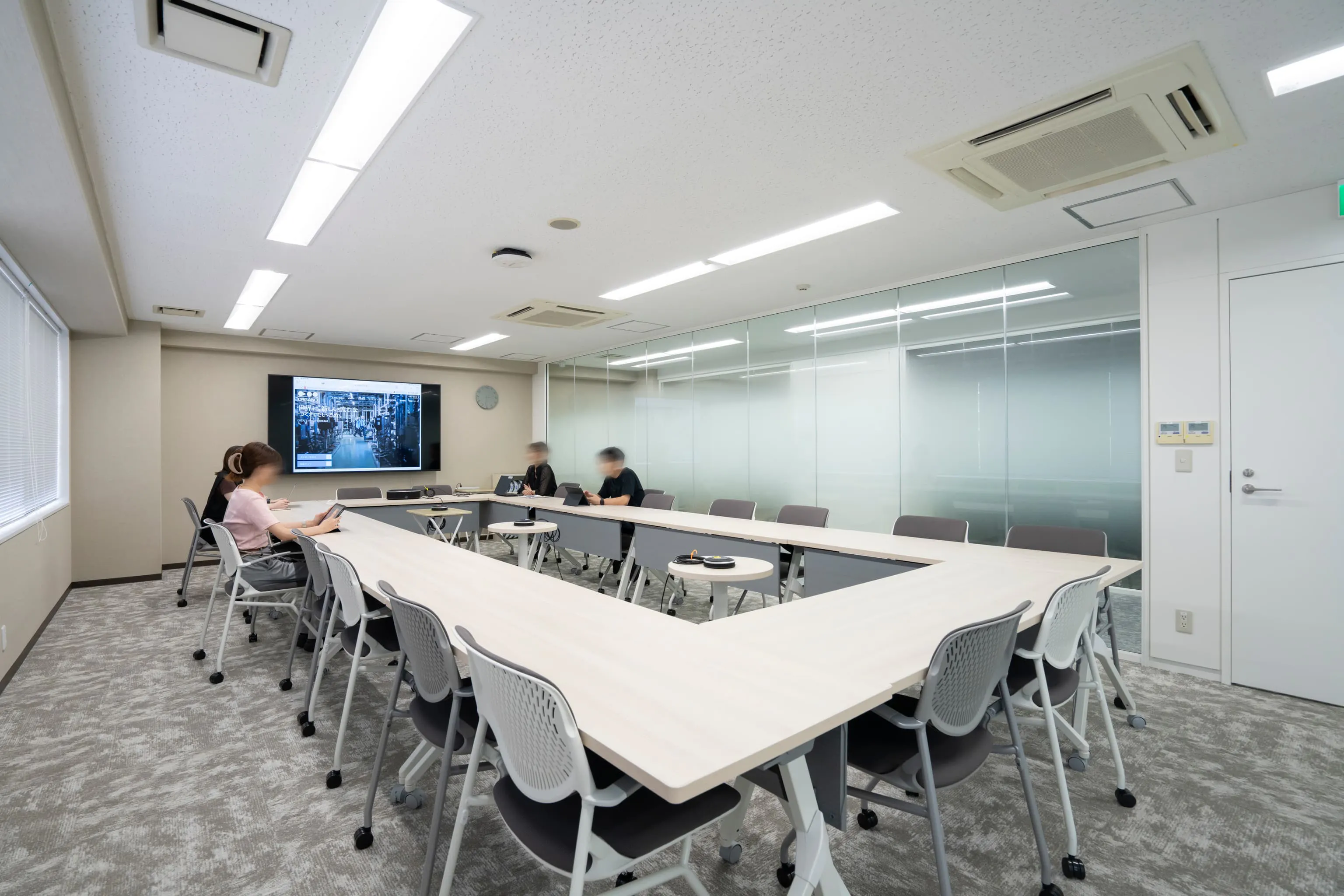 オルガノ株式会社 様の事例写真／[5F会議室（天王寺）]20名が入る会議室「天王寺」は、グループ会議や勉強会など大人数の社内会議に活用されています。可動式テーブルとチェアでレイアウト変更も簡単です。