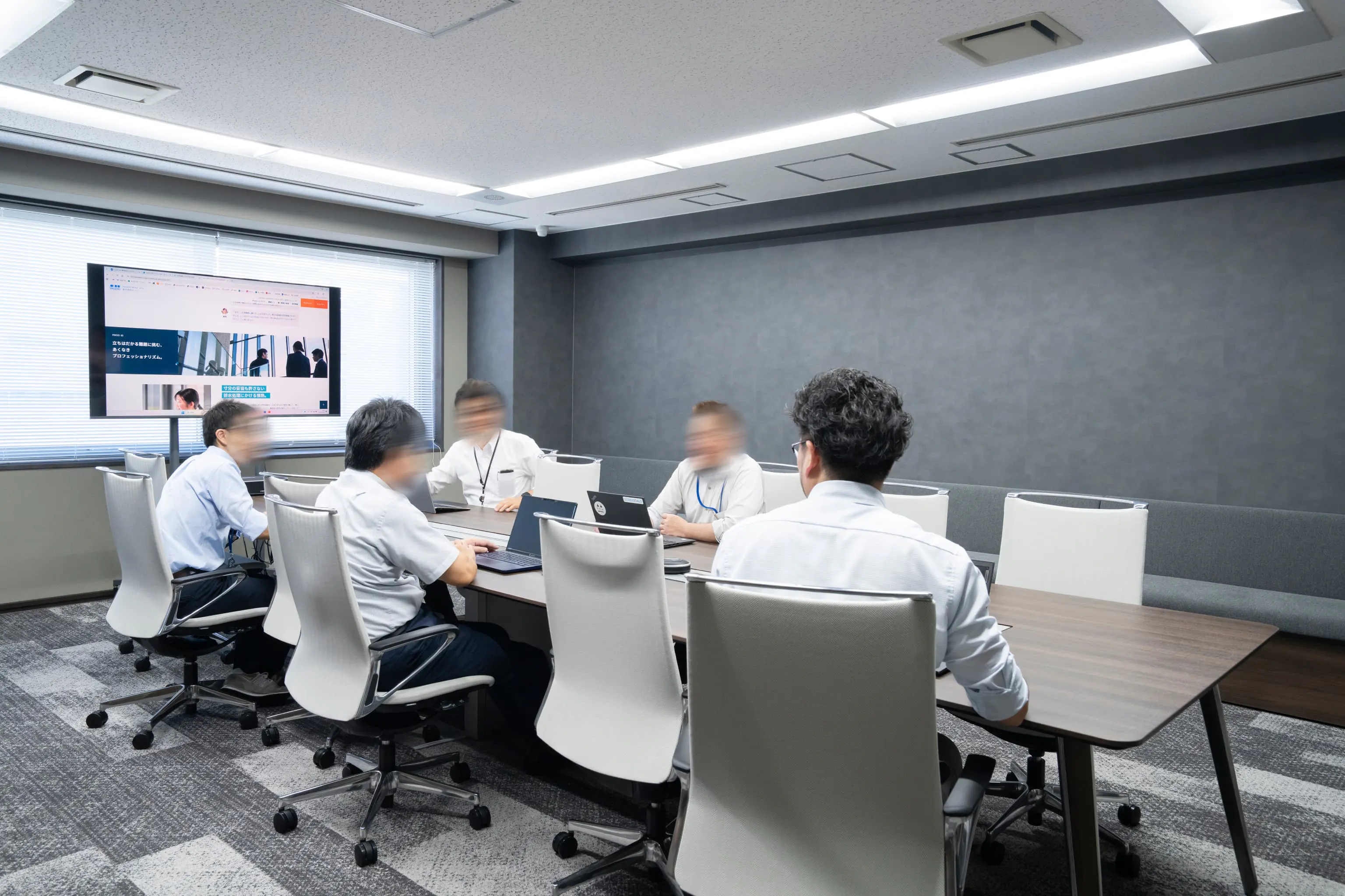オルガノ株式会社 様の事例写真／[9F会議室（江坂）]支店長室と同じ階にある会議室「江坂」は、社内会議のほか、応接室としても使われています。室内の色調を支店長室に合わせ、緩やかなつながりを持たせました。壁際にソファ席もあり、大人数にも対応できます。
