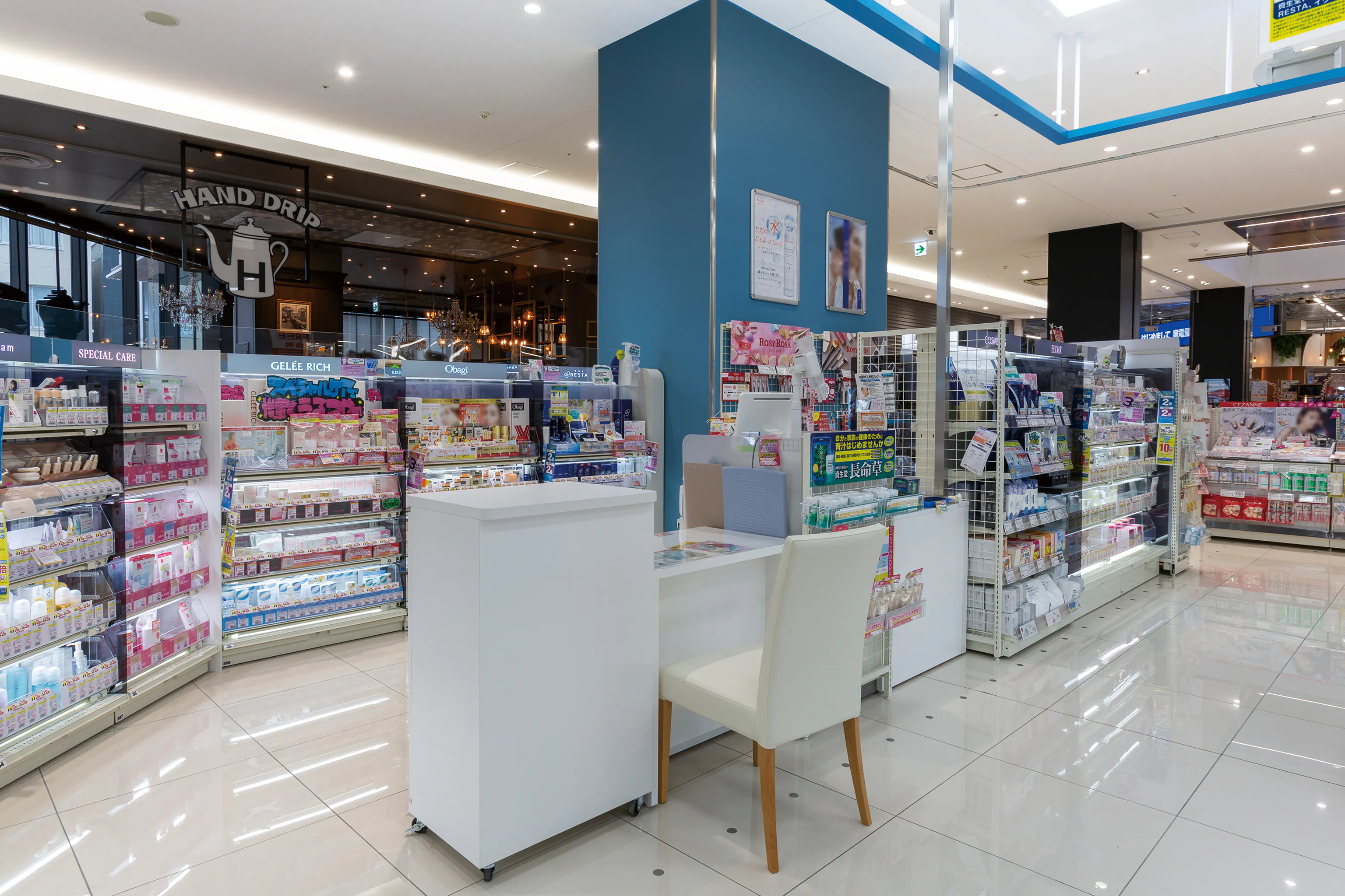 ハックドラッグ CeeU Yokohama店 | ドラッグストア | 店舗・商環境の事例・内装・デザイン・レイアウト | 株式会社オカムラ