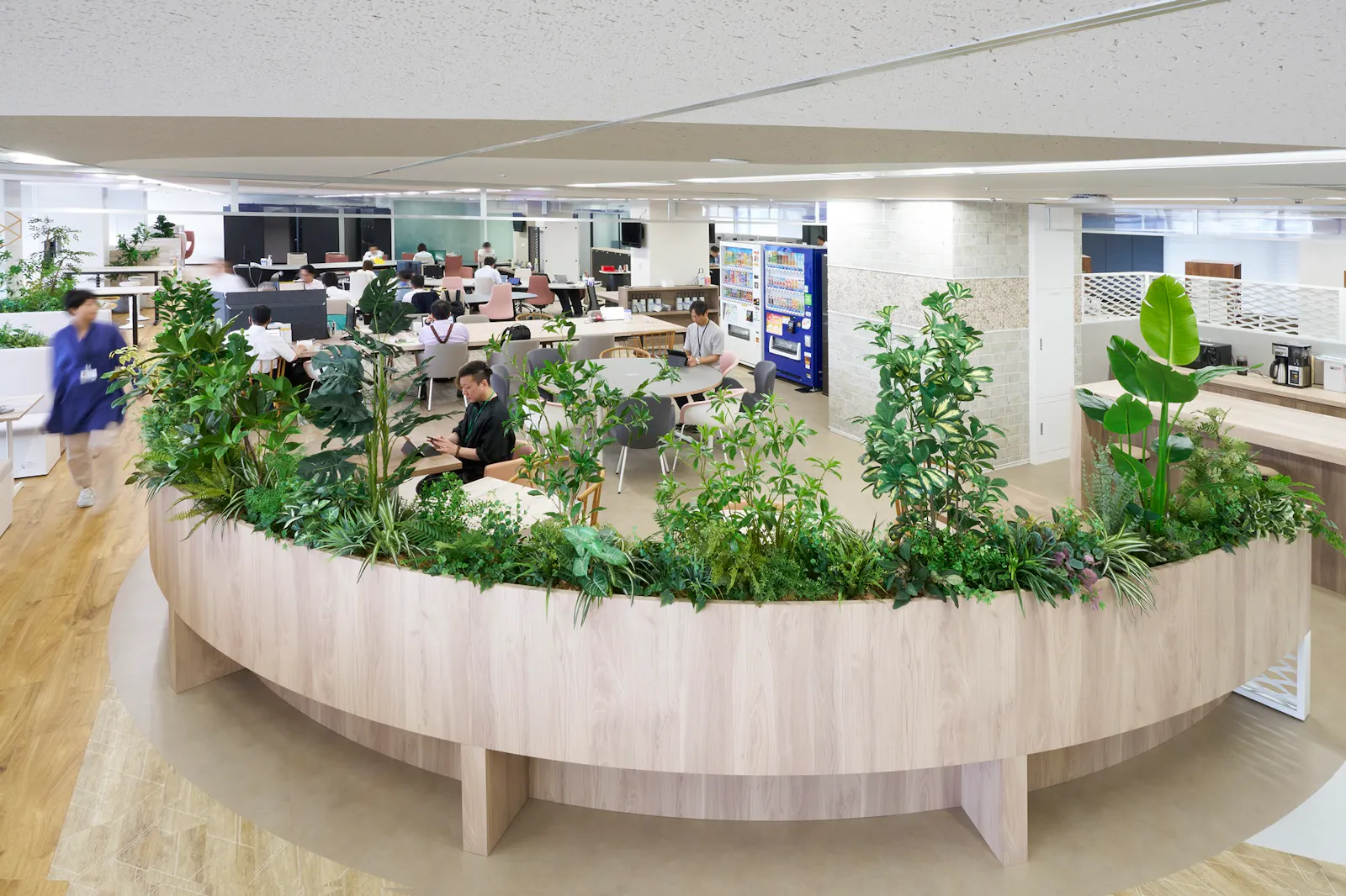オフィスづくりのコラム | 社内コミュニケーションが活性化するオフィスづくりとは? 15の実践事例とともに解説! | 株式会社オカムラ